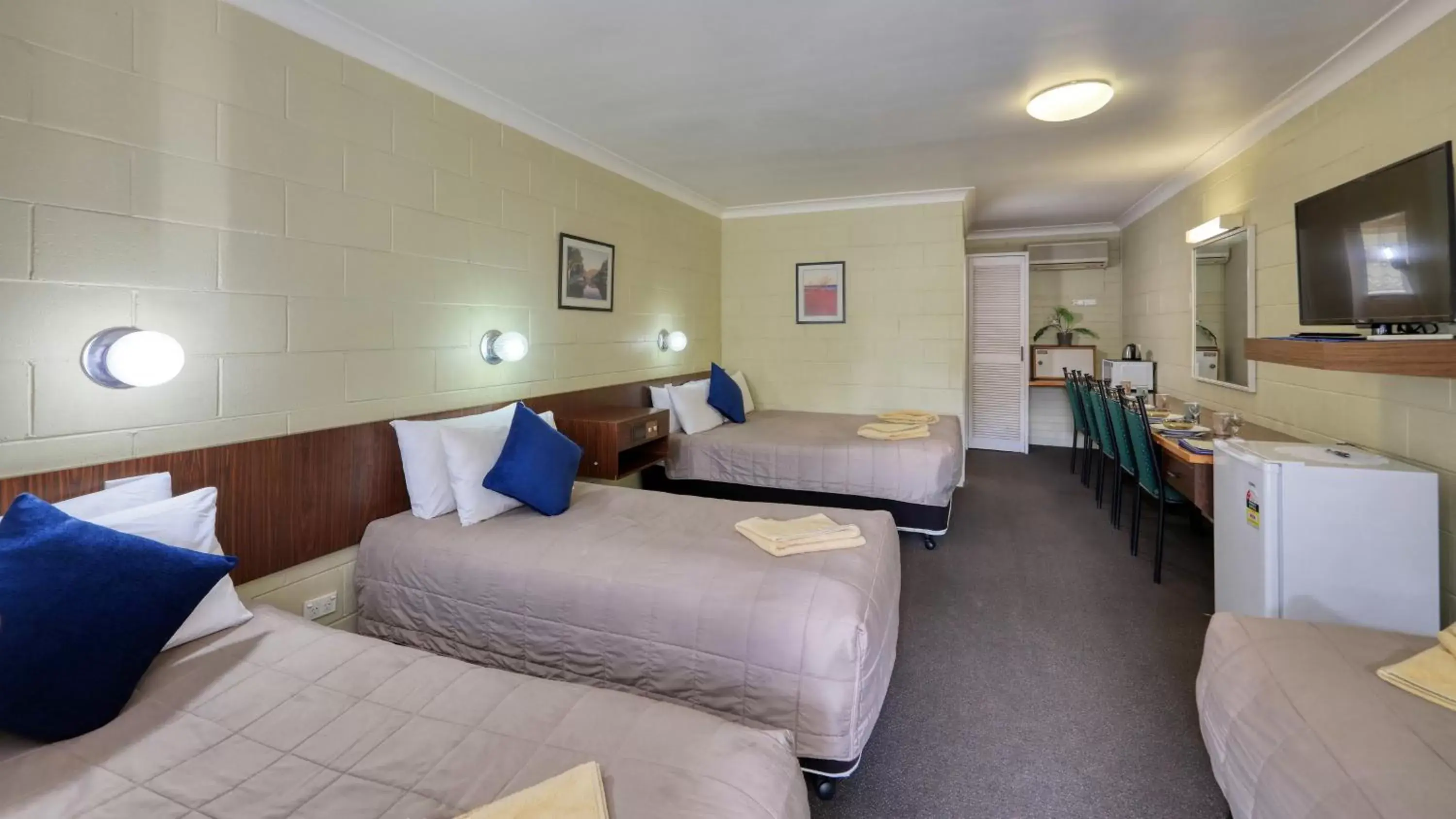 Photo of the whole room, Bed in Matthew Flinders Motor Inn
