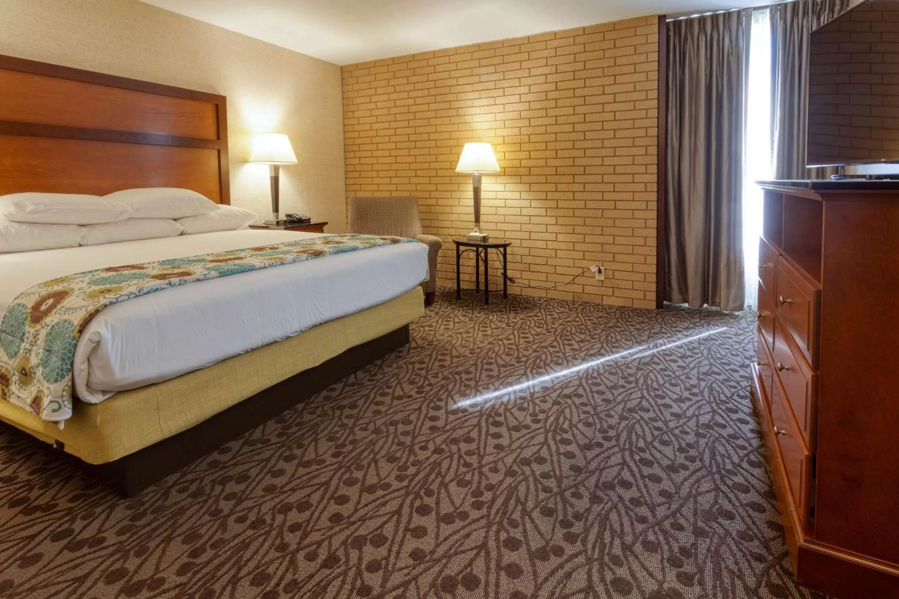 Photo of the whole room, Bed in Drury Inn & Suites Atlanta Airport