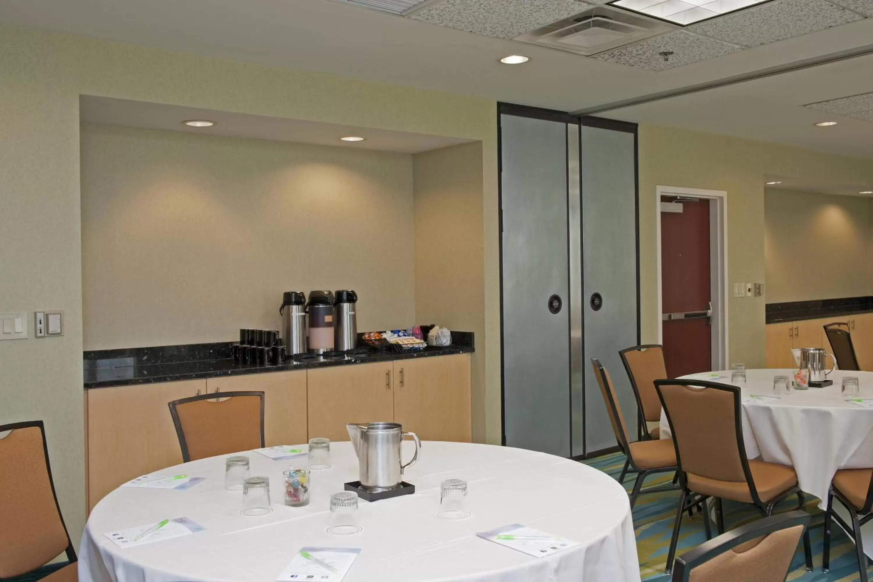 Meeting/conference room, Restaurant/Places to Eat in SpringHill Suites by Marriott Chicago O'Hare