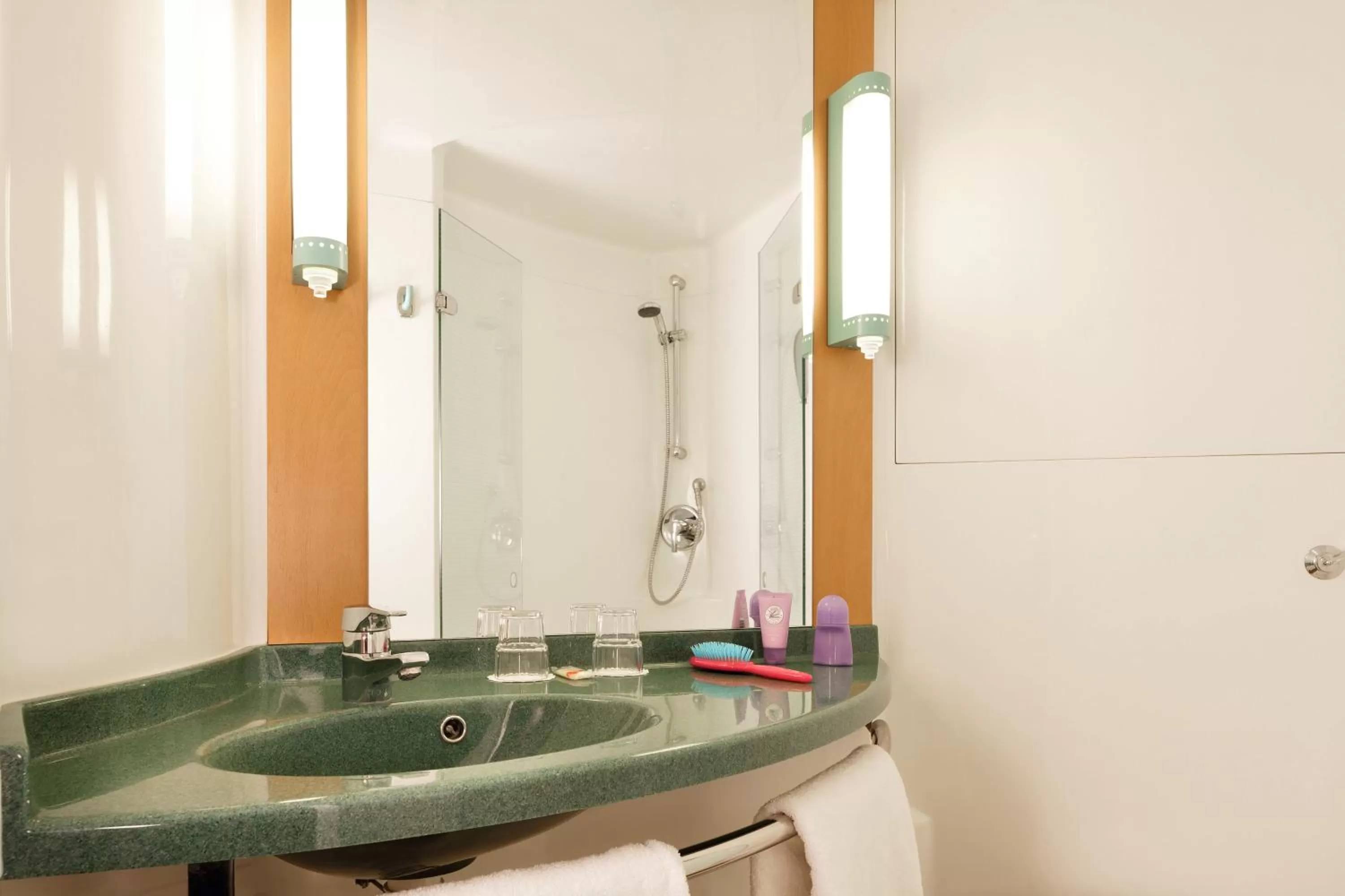 Bathroom in Hotel Ibis Milano Malpensa