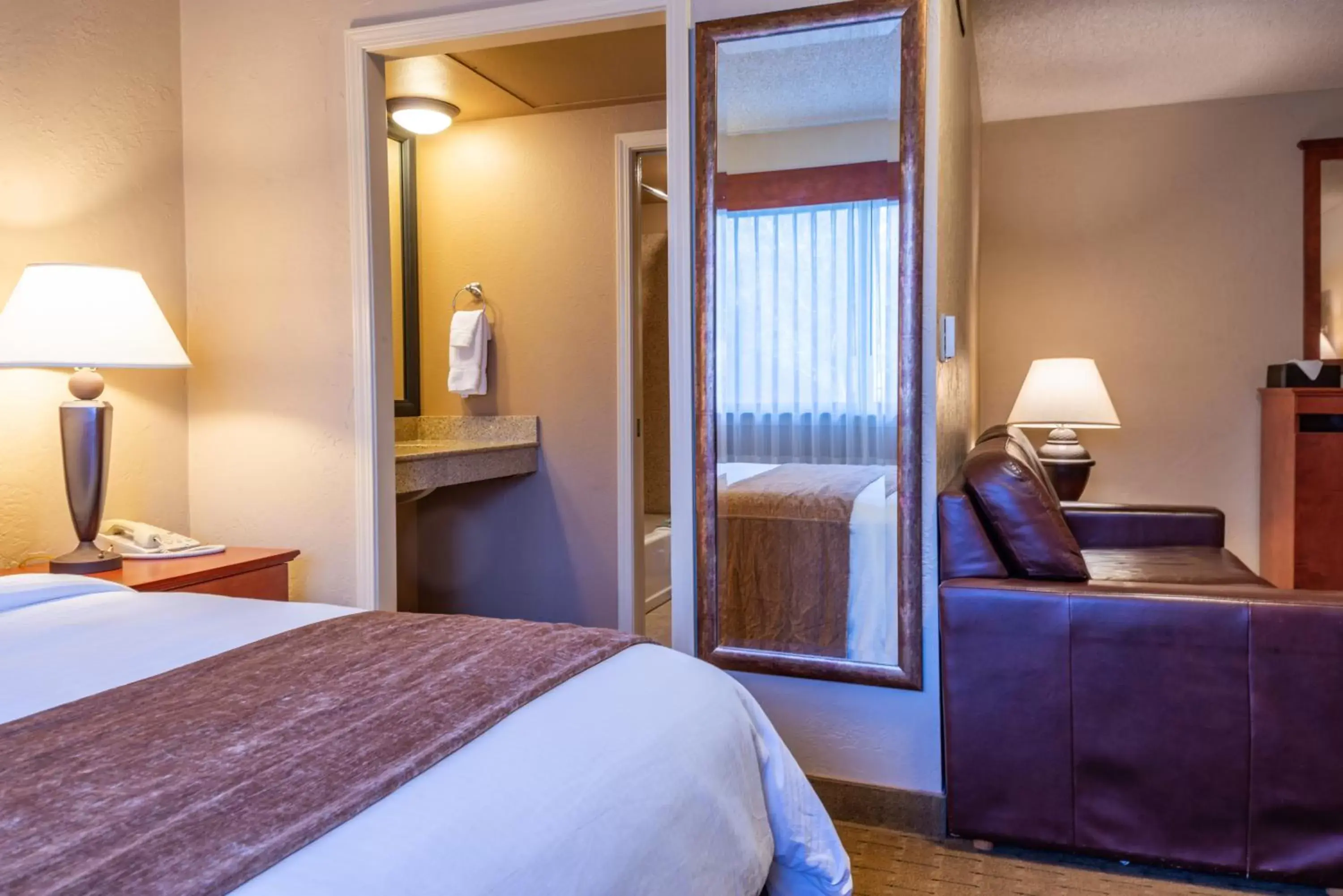 Guests, Bed in Best Western Vista Inn at the Airport