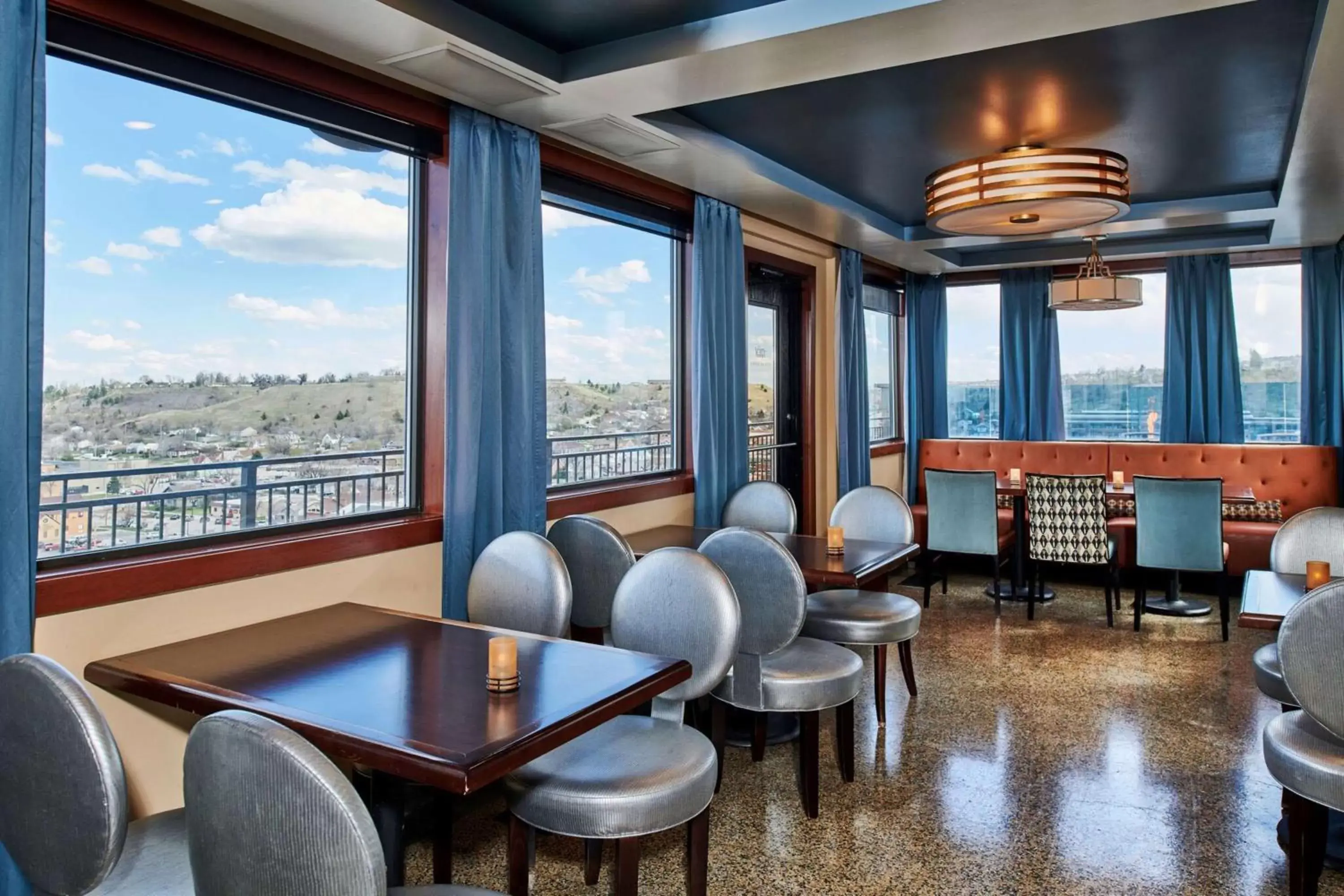 Lounge or bar in Hotel Alex Johnson Rapid City, Curio Collection by Hilton