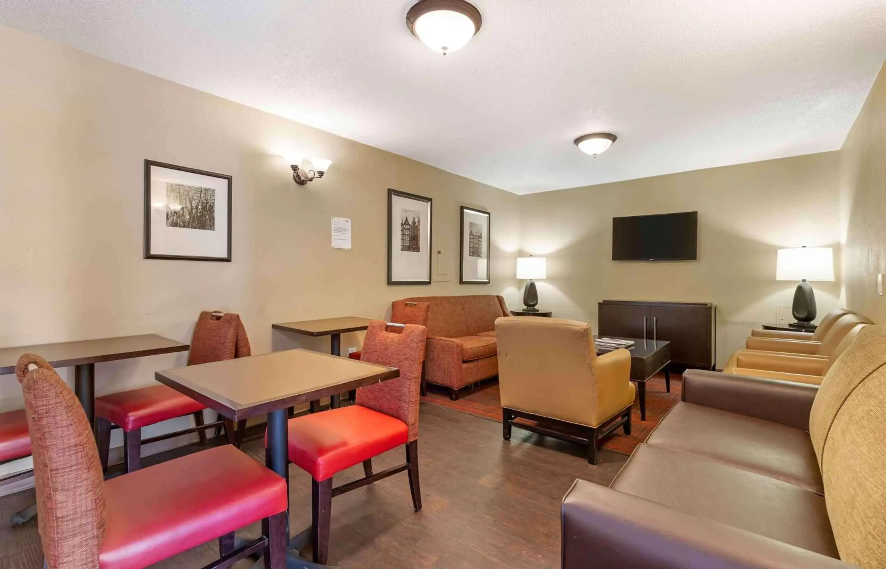 Breakfast, Lounge/Bar in Extended Stay America Suites - Washington, DC - Falls Church - Merrifield