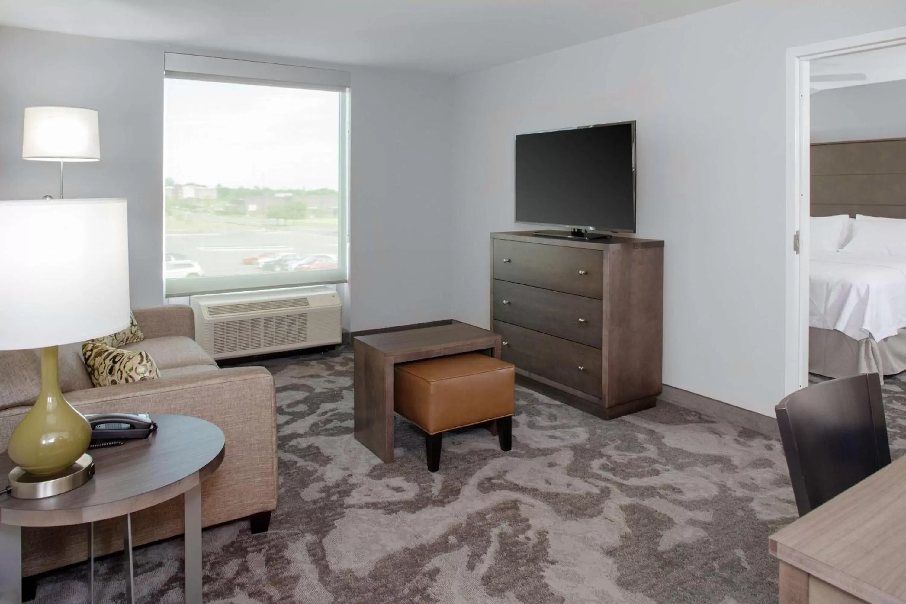 Bedroom, TV/Entertainment Center in Homewood Suites By Hilton Lansing Eastwood