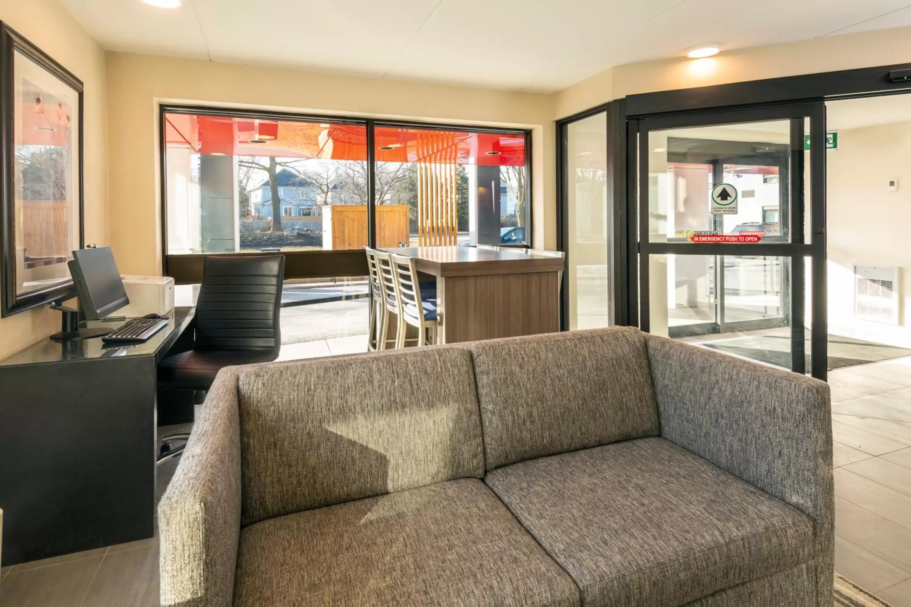 Lobby or reception, Seating Area in Comfort Inn Ottawa West- Kanata