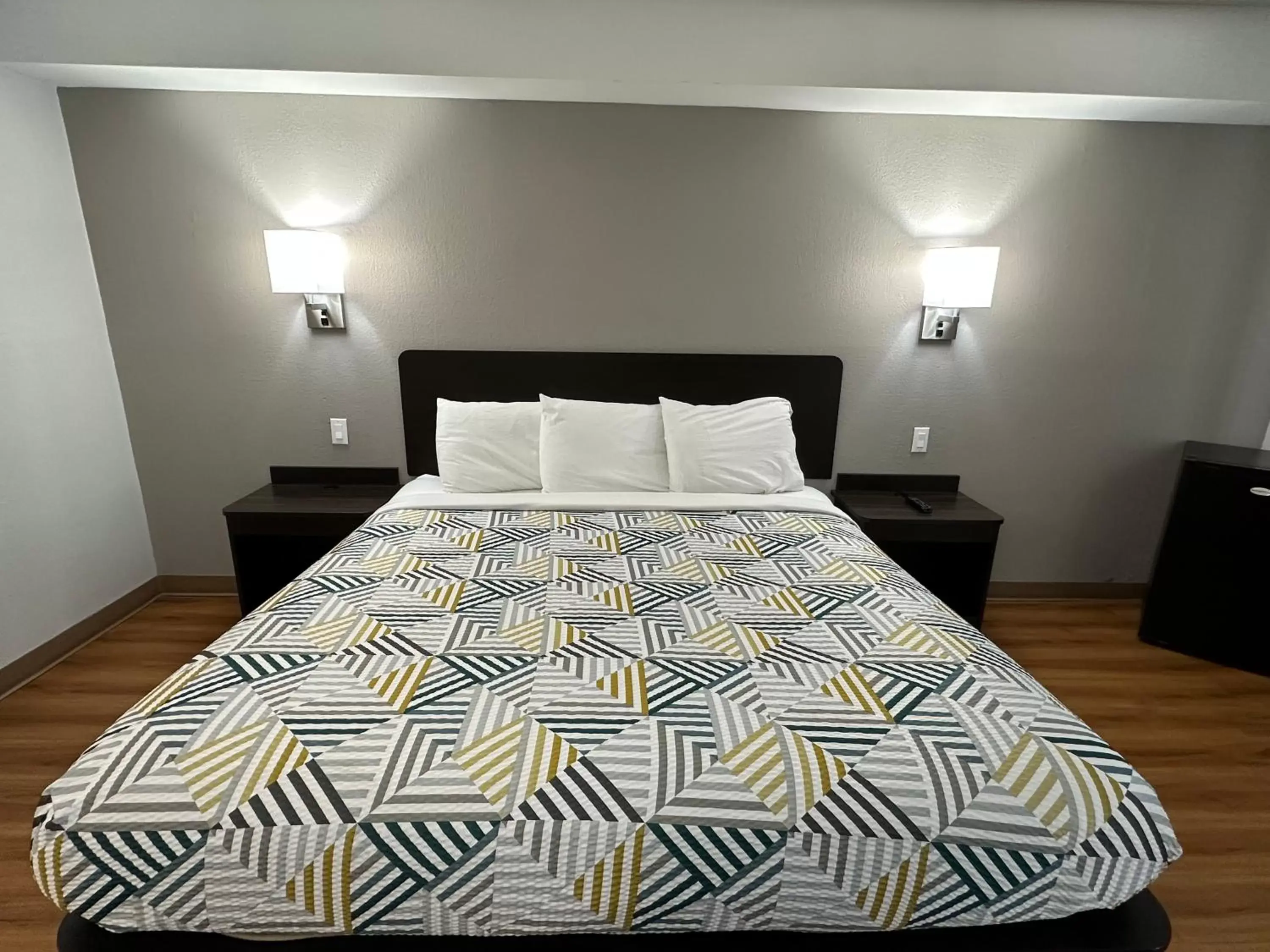 Deluxe King Room - single occupancy - Smoking in Motel 6-Greensboro, NC - Airport Deluxe King Room - single occupancy - Smoking in Motel 6-Greensboro, NC - Airport