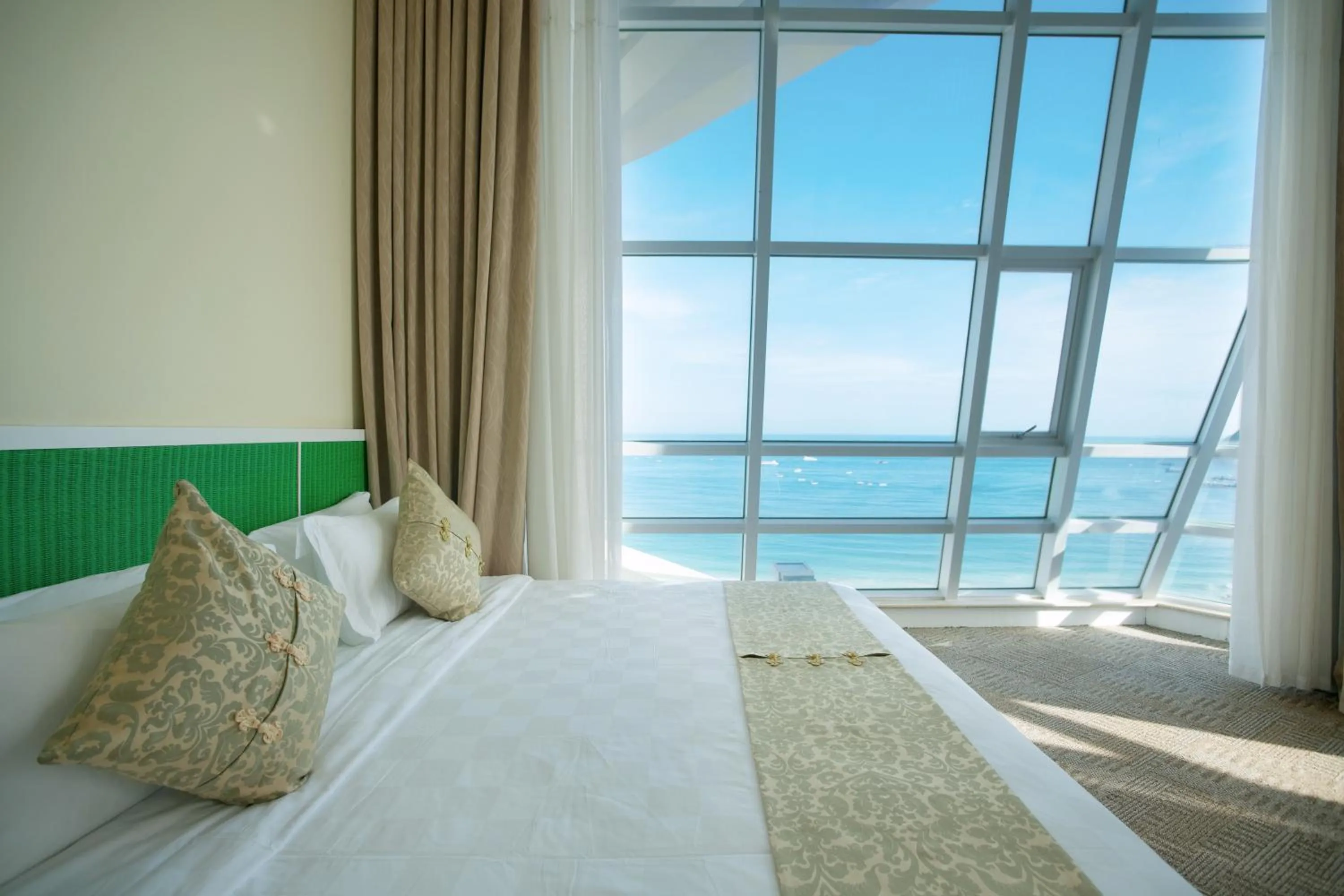 Bed, Sea View in Sunshine Resort Intime Sanya