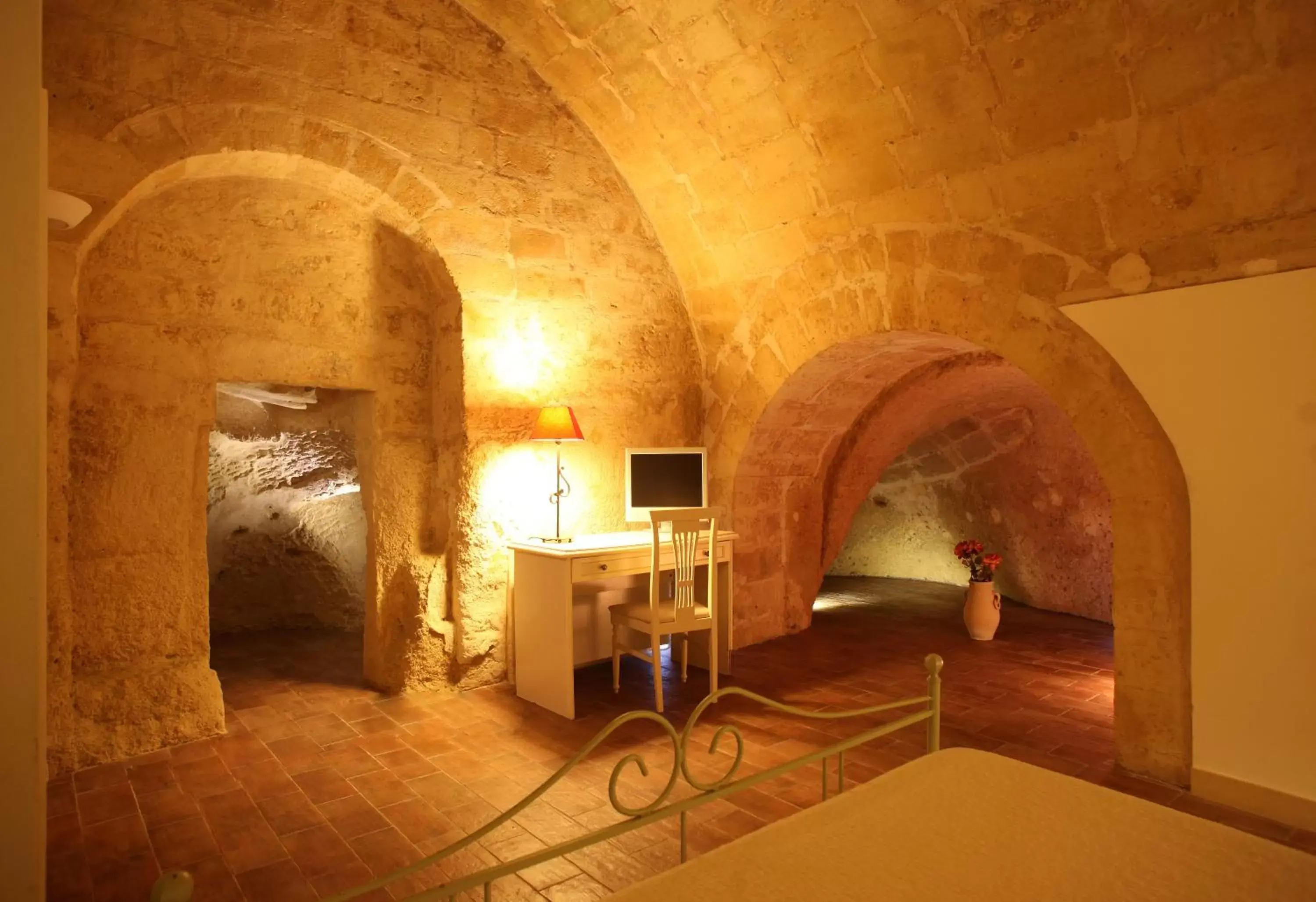 Photo of the whole room, Bed in Caveoso Hotel