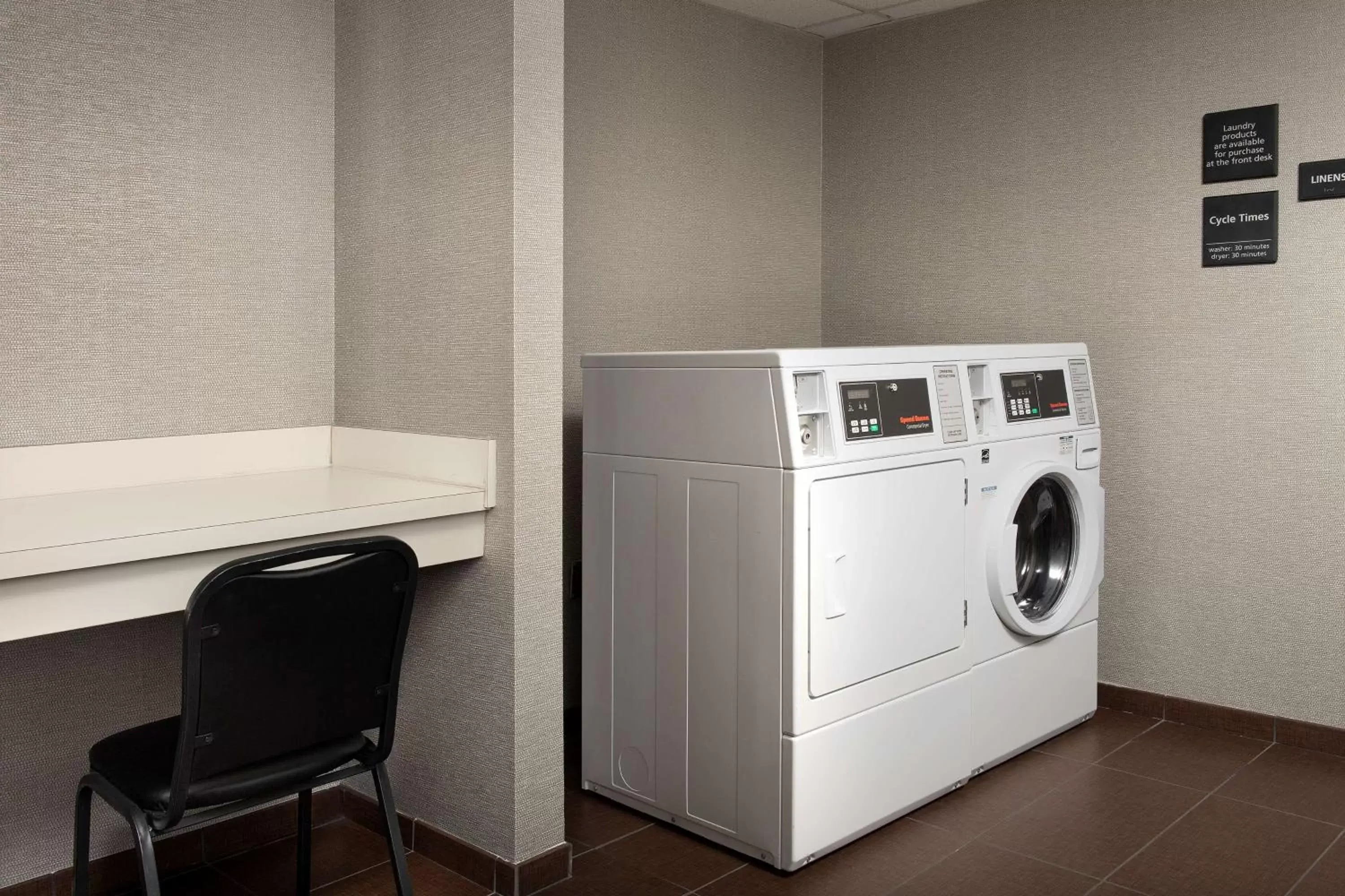 Property building, Kitchen/Kitchenette in Hampton Inn Knoxville-East