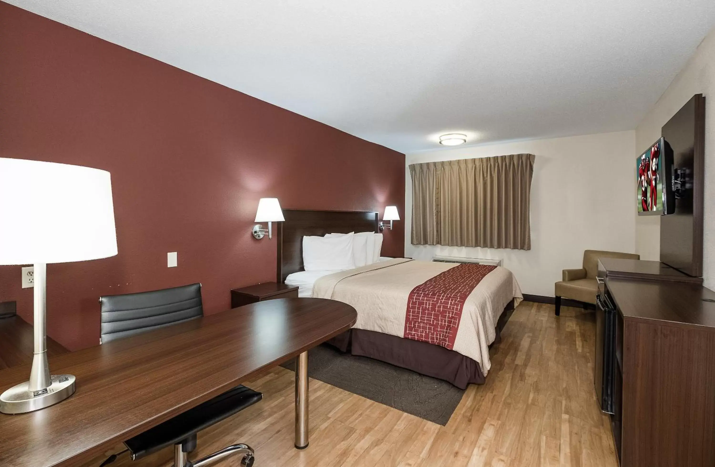 Superior King Room First Floor Non-Smoking in Red Roof Inn Toledo - Maumee