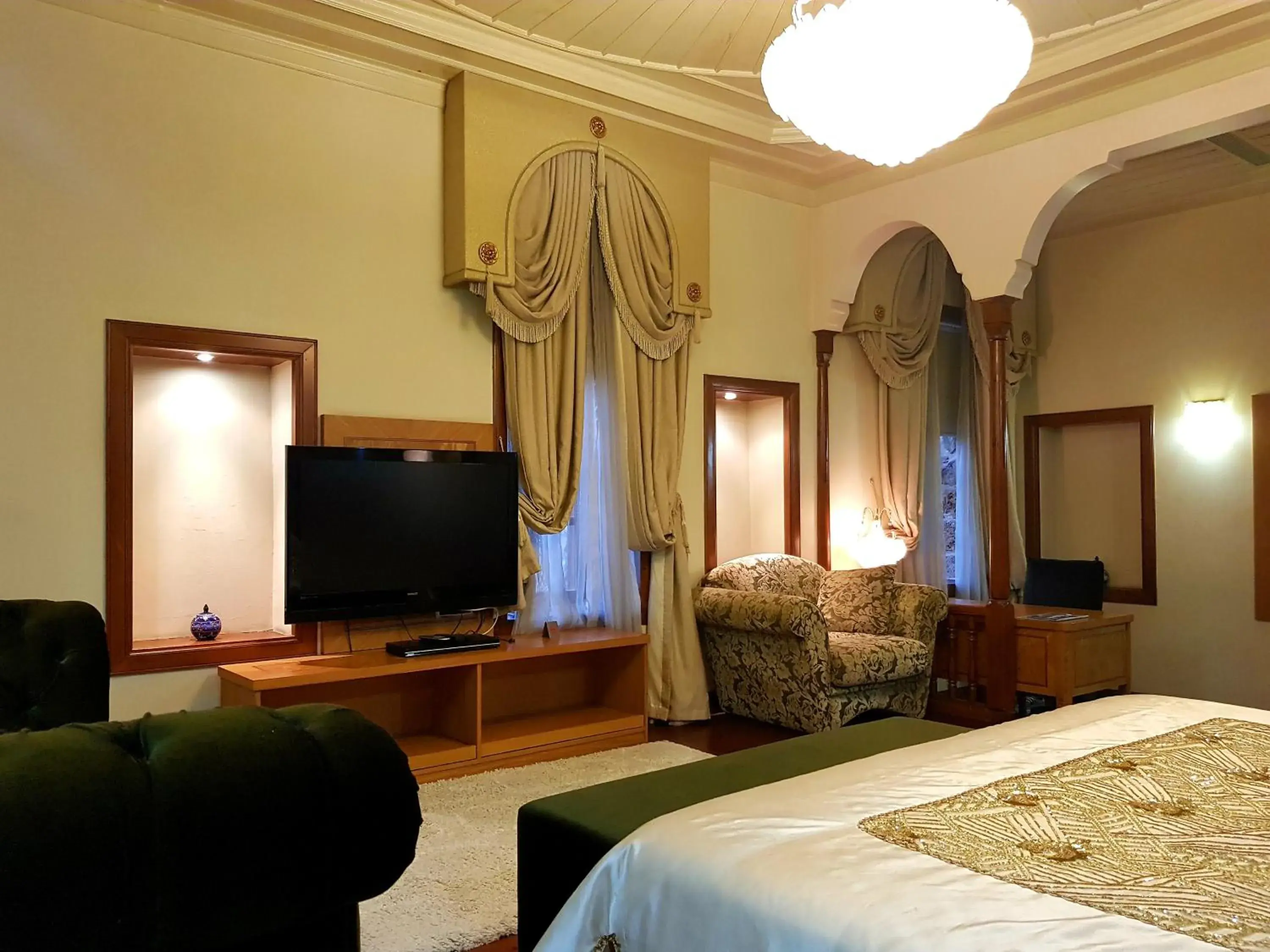 Photo of the whole room, TV/Entertainment Center in Eski Masal Hotel