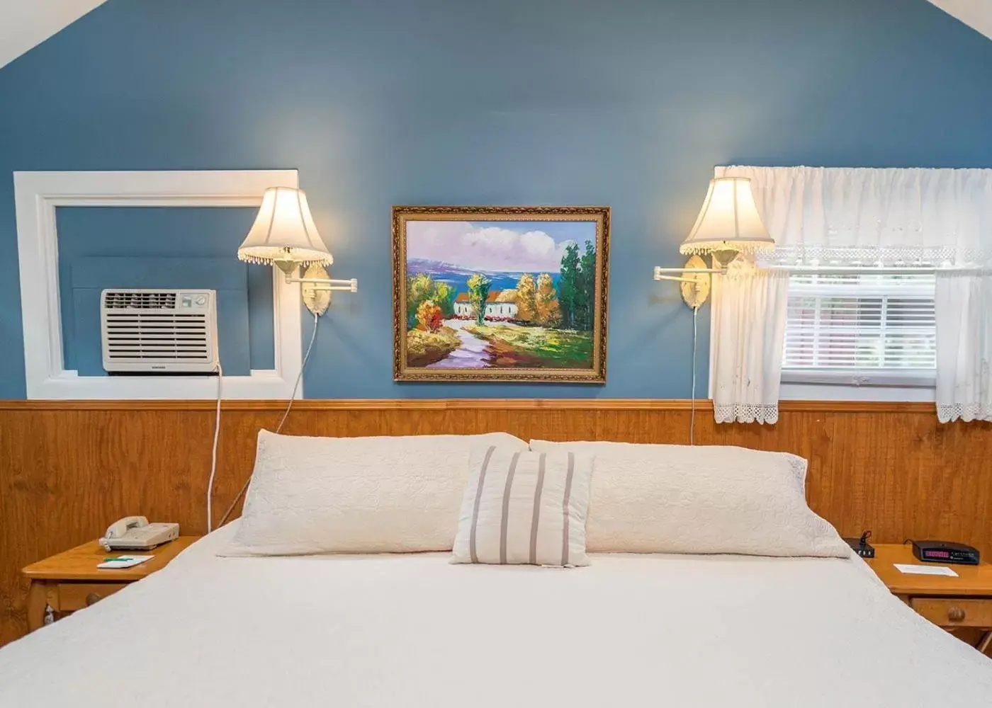 Bed in Highland Lake Inn & Resort - Flat Rock
