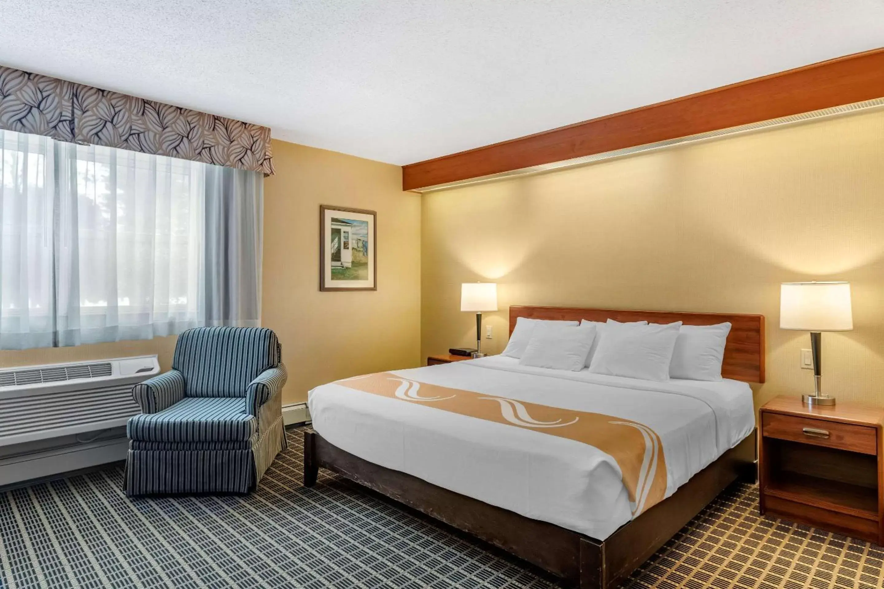 Photo of the whole room, Bed in Quality Inn & Suites Garden of the Gulf