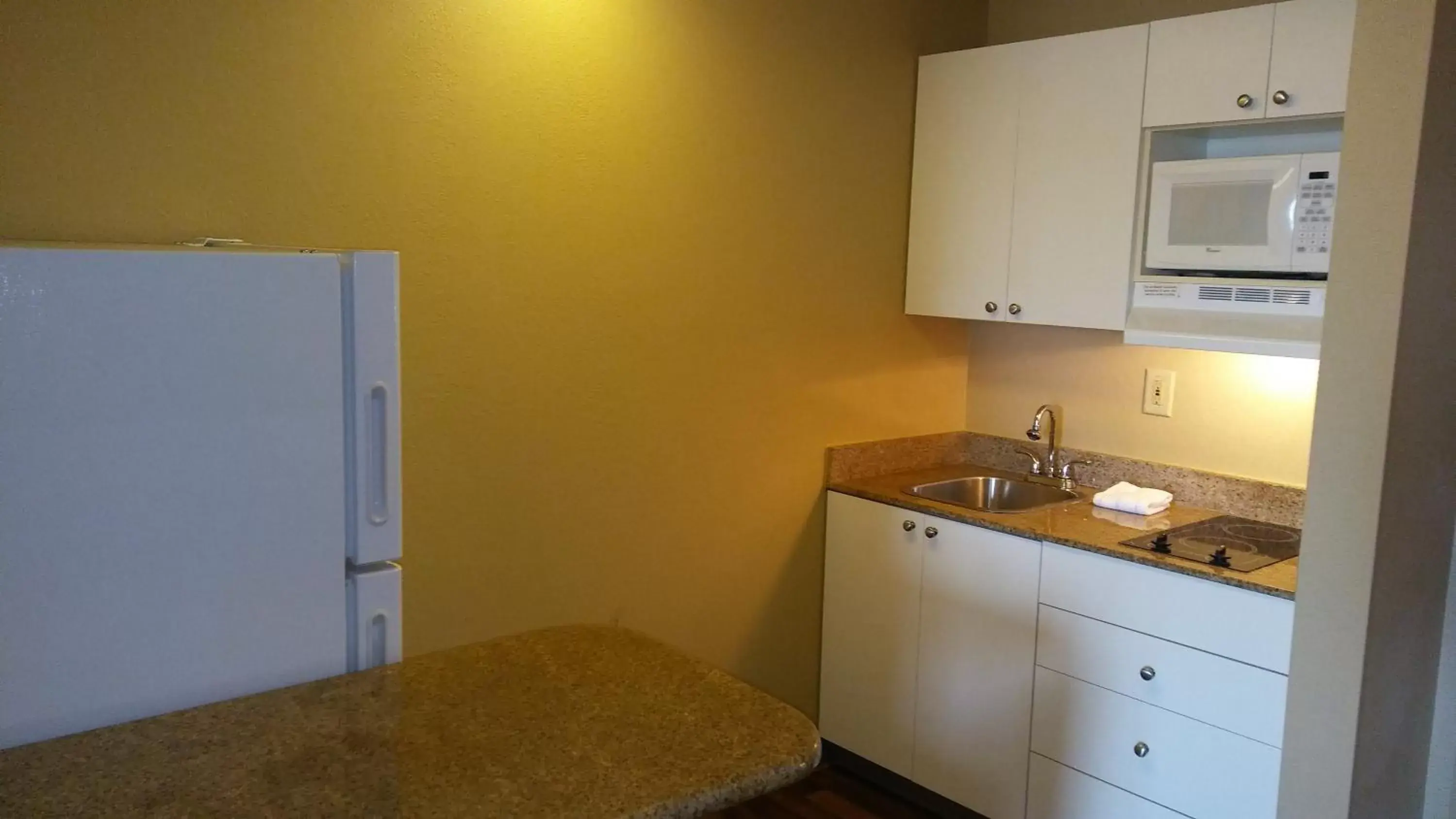 Kitchen or kitchenette, Kitchen/Kitchenette in Extended Stay America Suites - Columbus - Tuttle