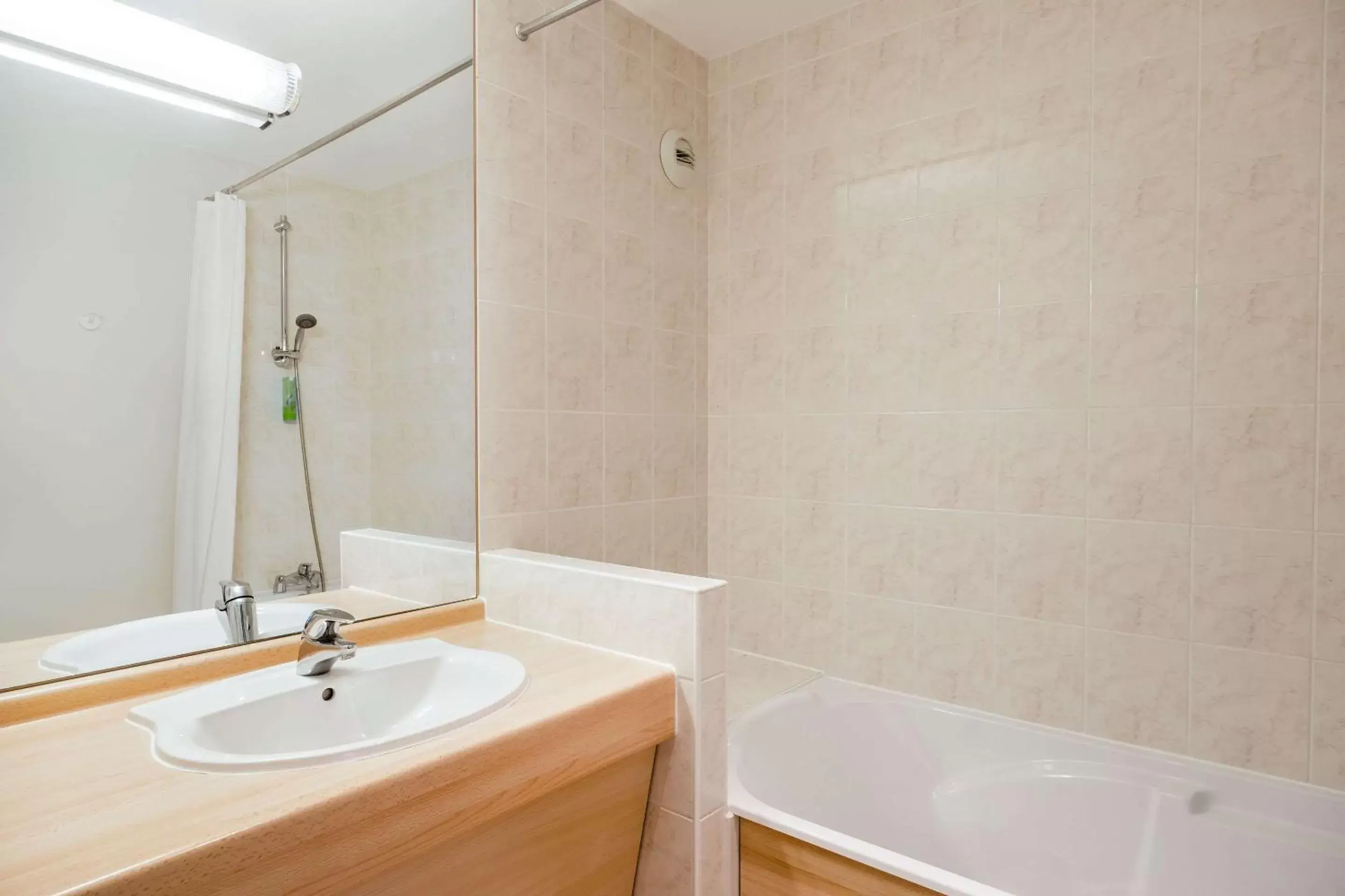 Bathroom in Quality Hotel Pau Centre Bosquet