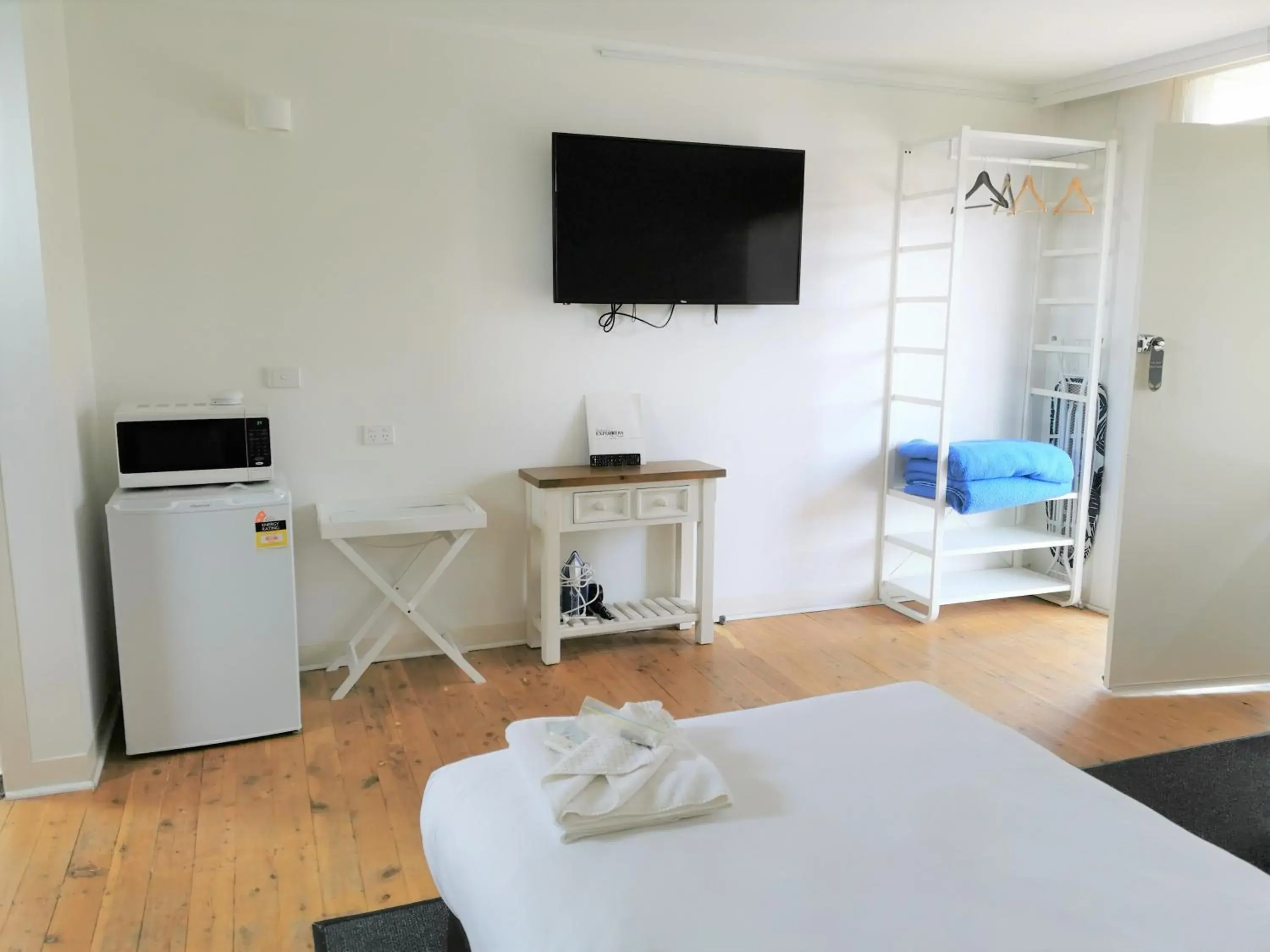 Bedroom, TV/Entertainment Center in Bathurst Explorers Motel