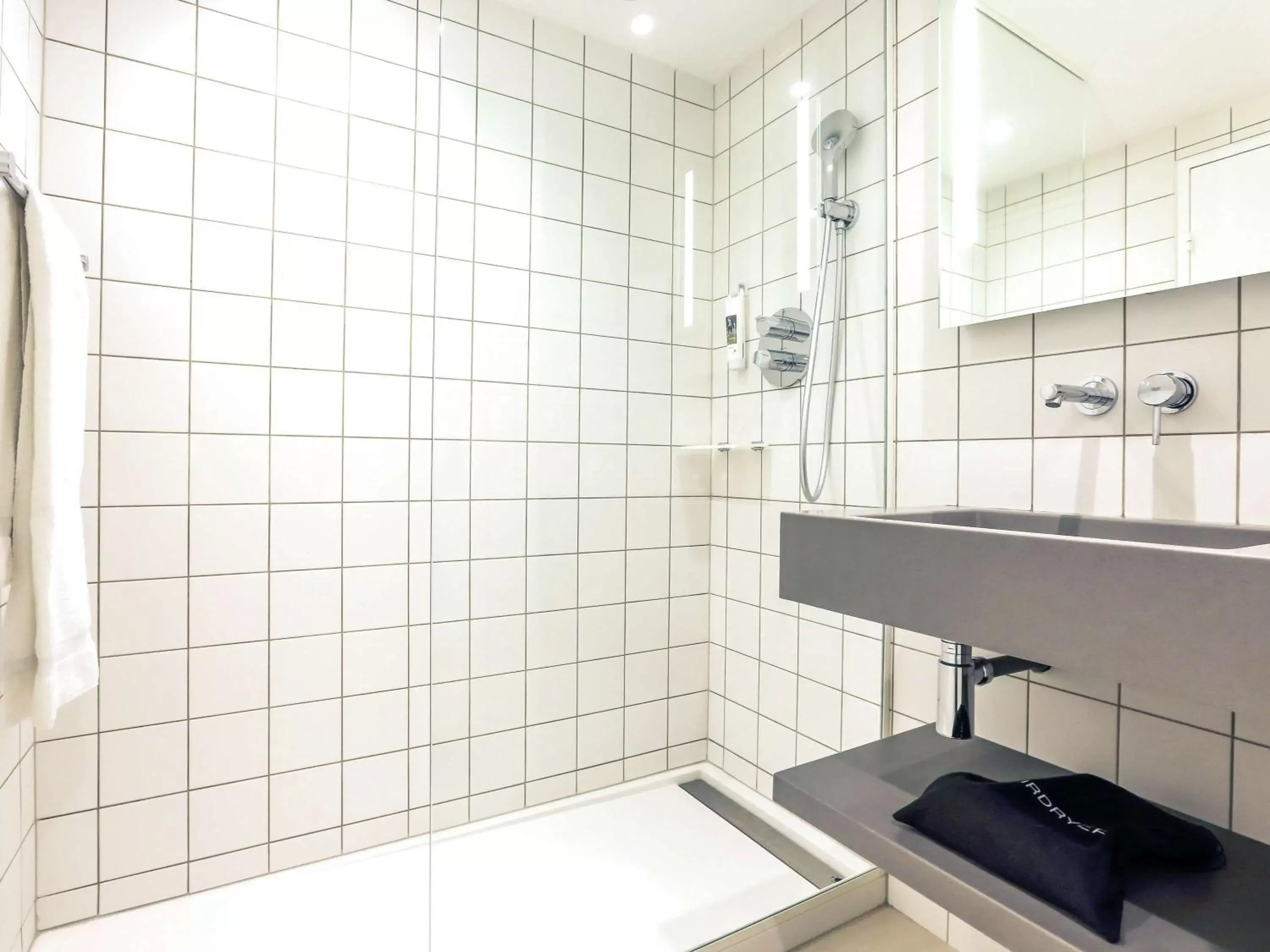 Photo of the whole room, Bathroom in Mercure Nancy Centre Gare