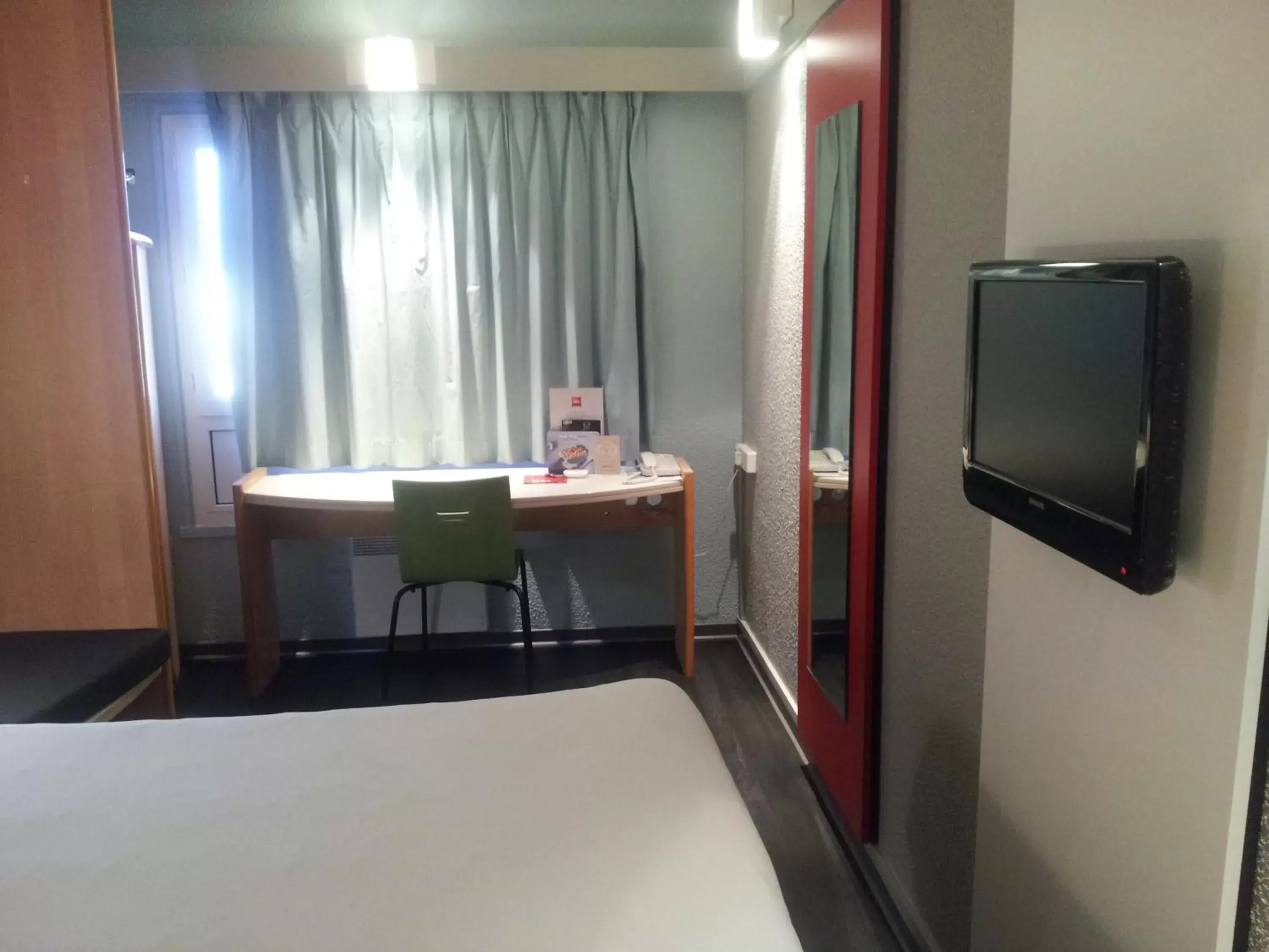 Bedroom, TV/Entertainment Center in ibis Saint Dizier