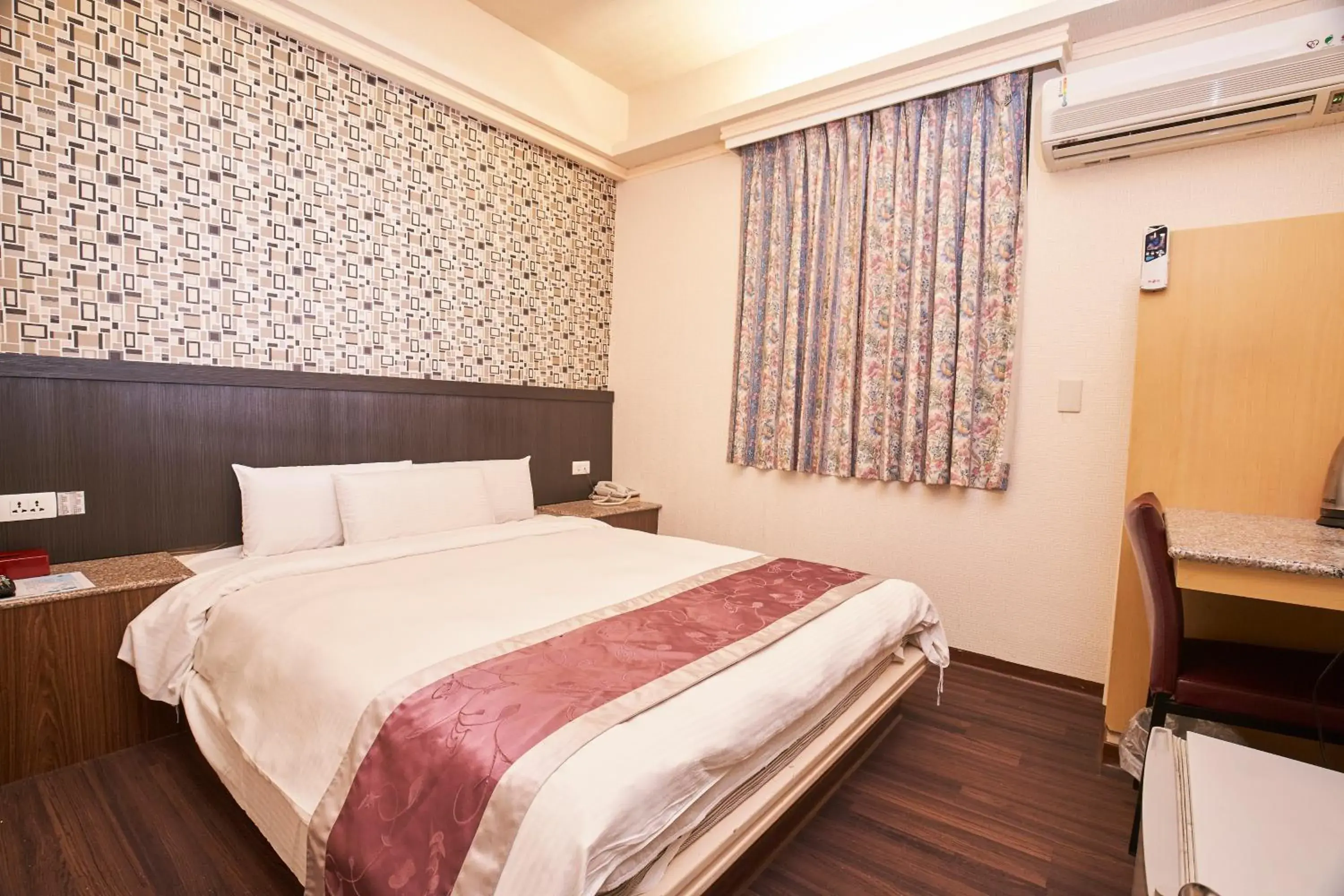 Photo of the whole room, Bed in King Town Hotel