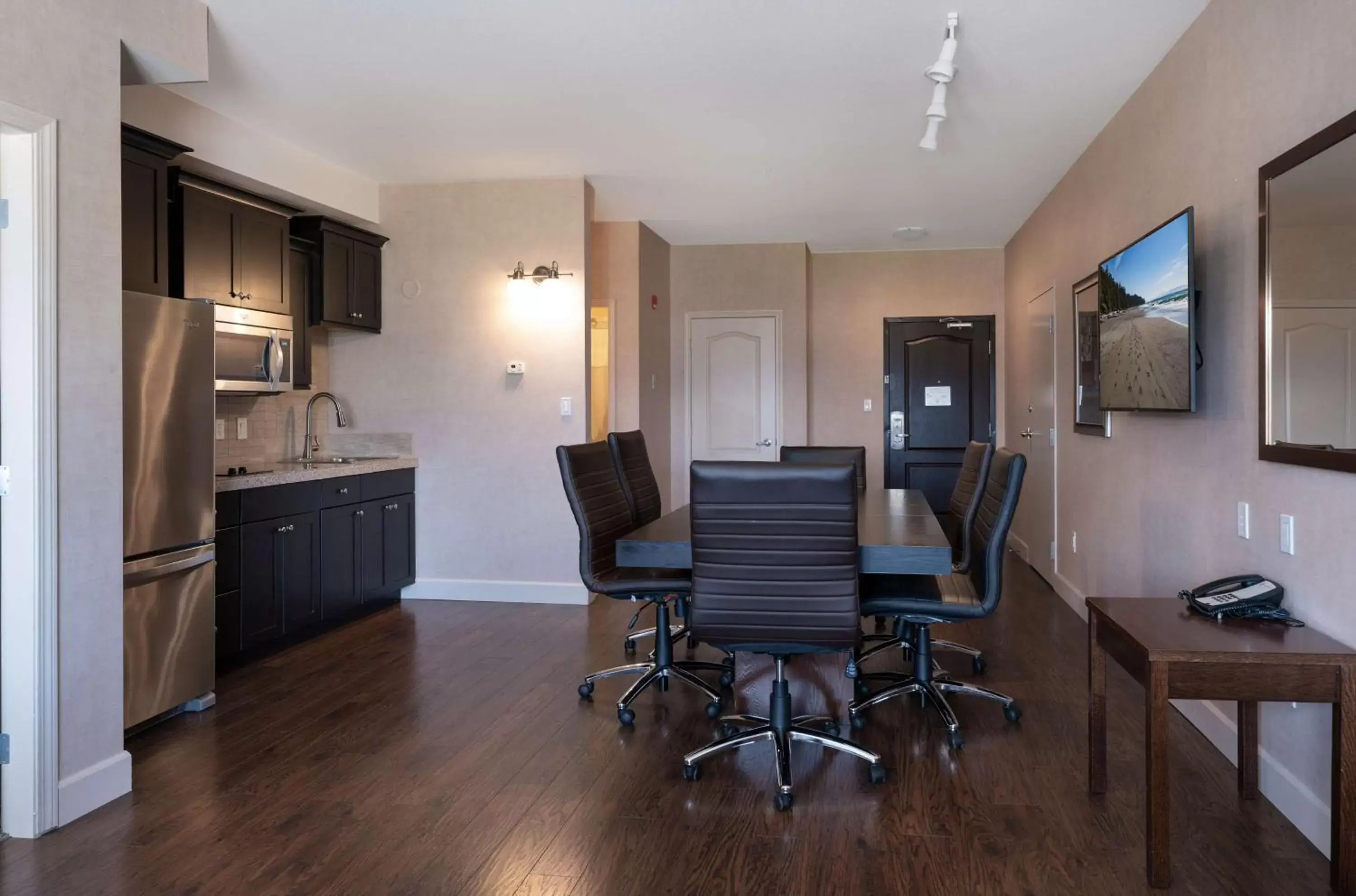 Photo of the whole room, Kitchen/Kitchenette in Best Western Cranbrook Hotel