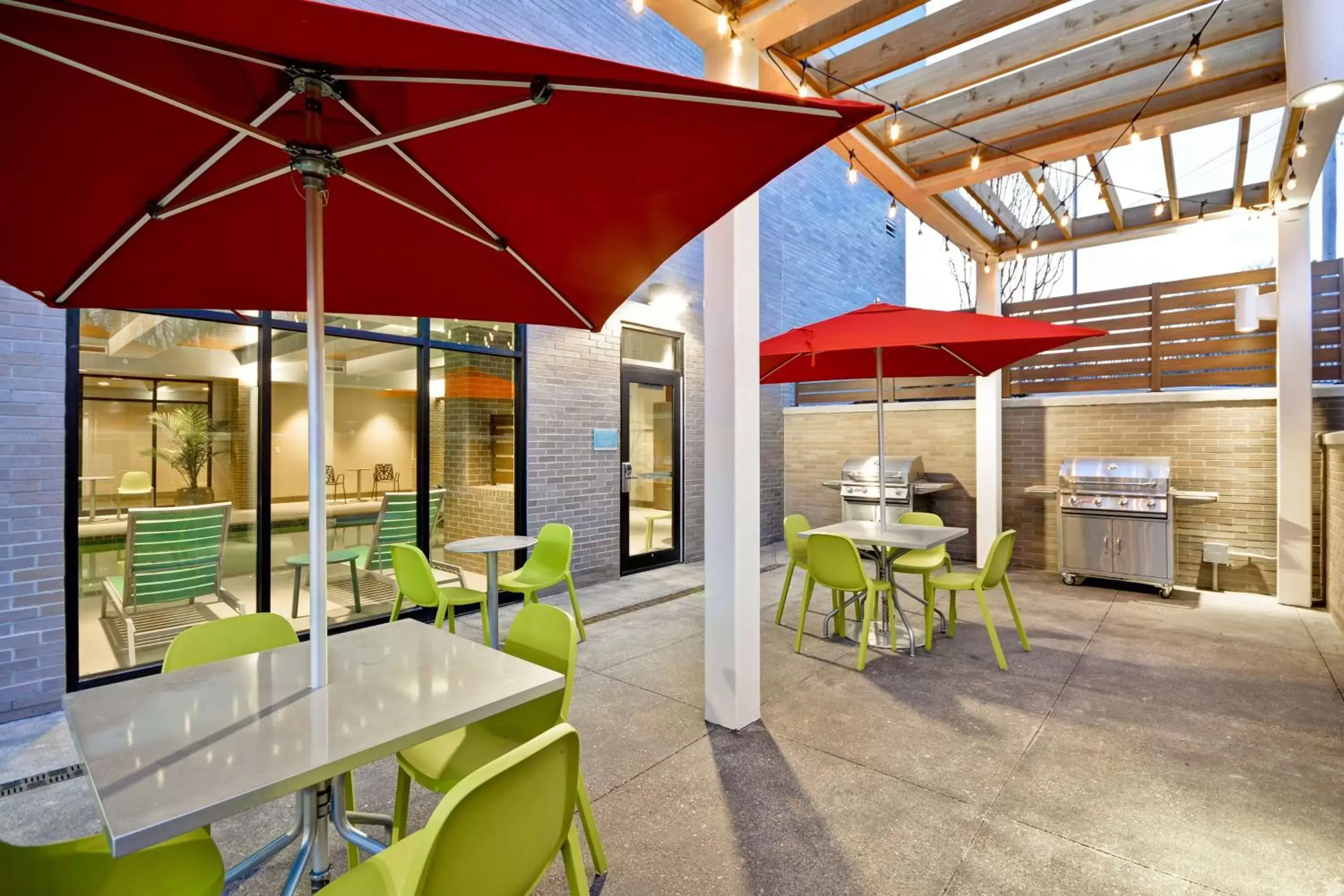 Patio, Restaurant/Places to Eat in Home2 Suites by Hilton Kansas City KU Medical Center