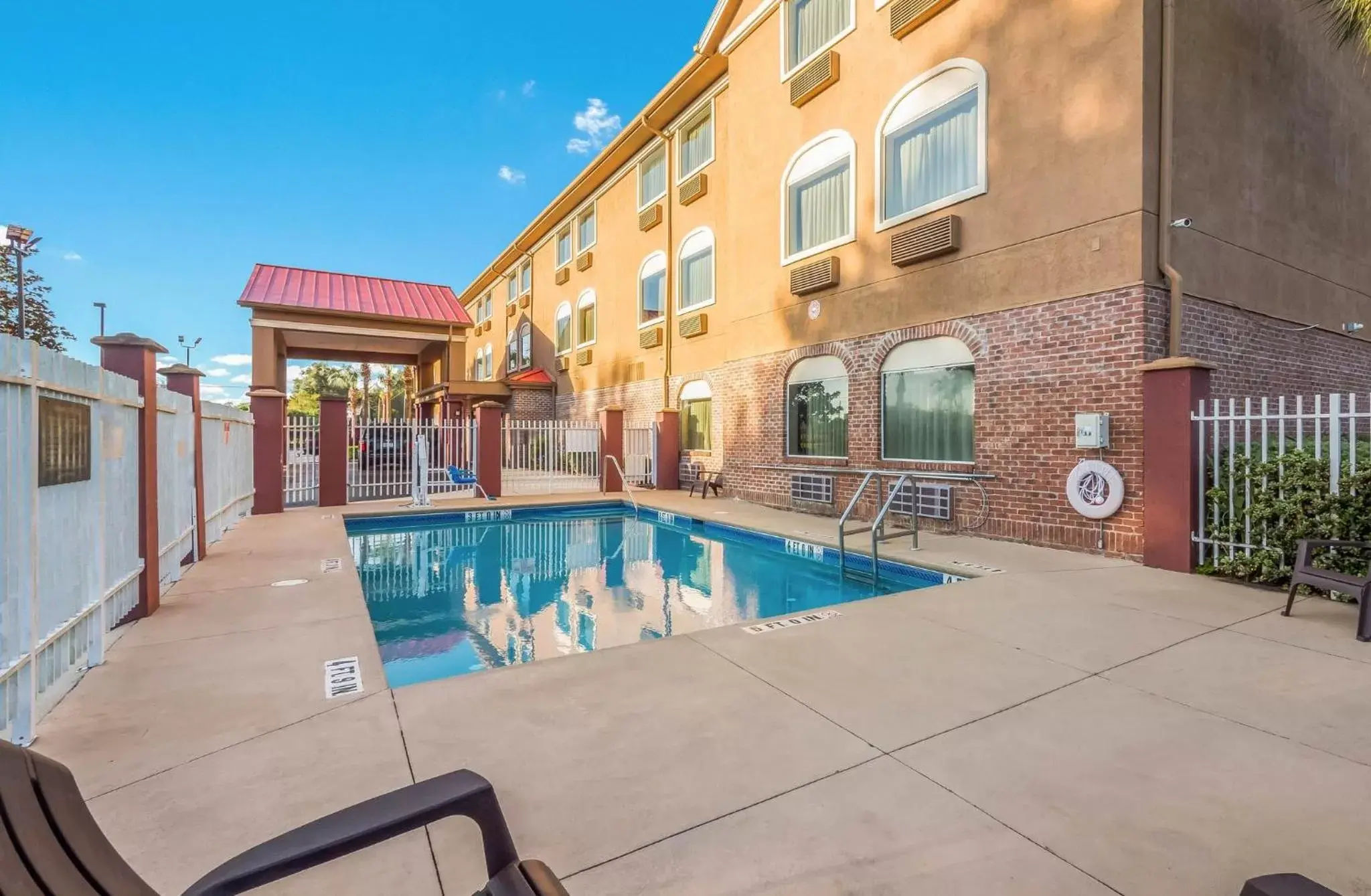 Swimming Pool in Red Roof Inn Ocala