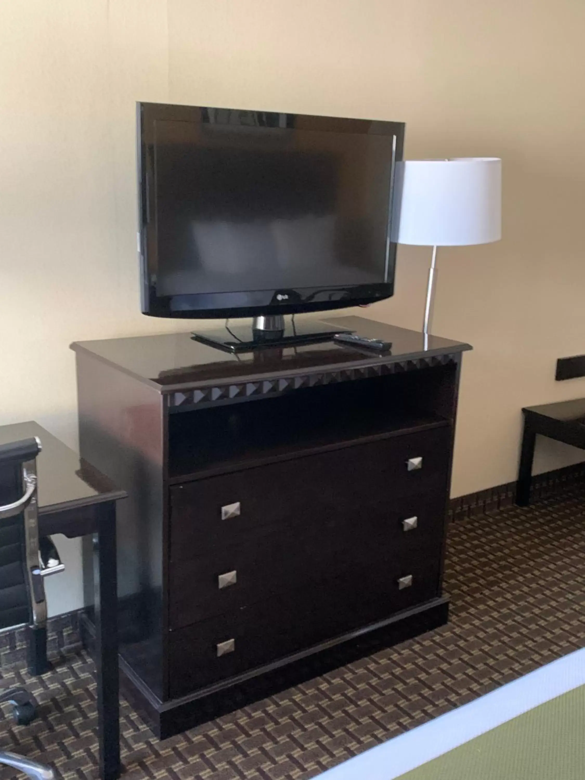 Bedroom, TV/Entertainment Center in Quality Inn & Suites