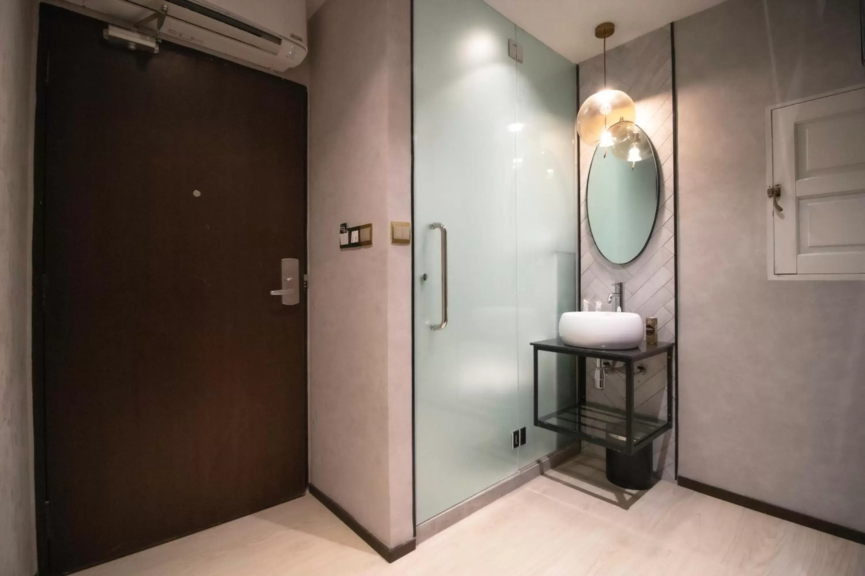 Shower, Bathroom in Harbour Ville Hotel - Hamilton