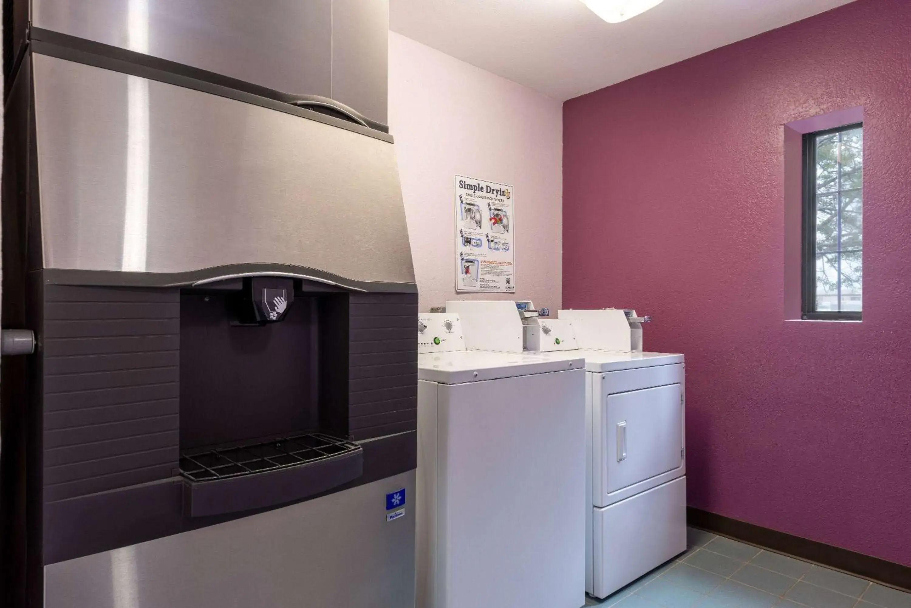 On site, Kitchen/Kitchenette in La Quinta Inn & Suites by Wyndham Kansas City Lenexa