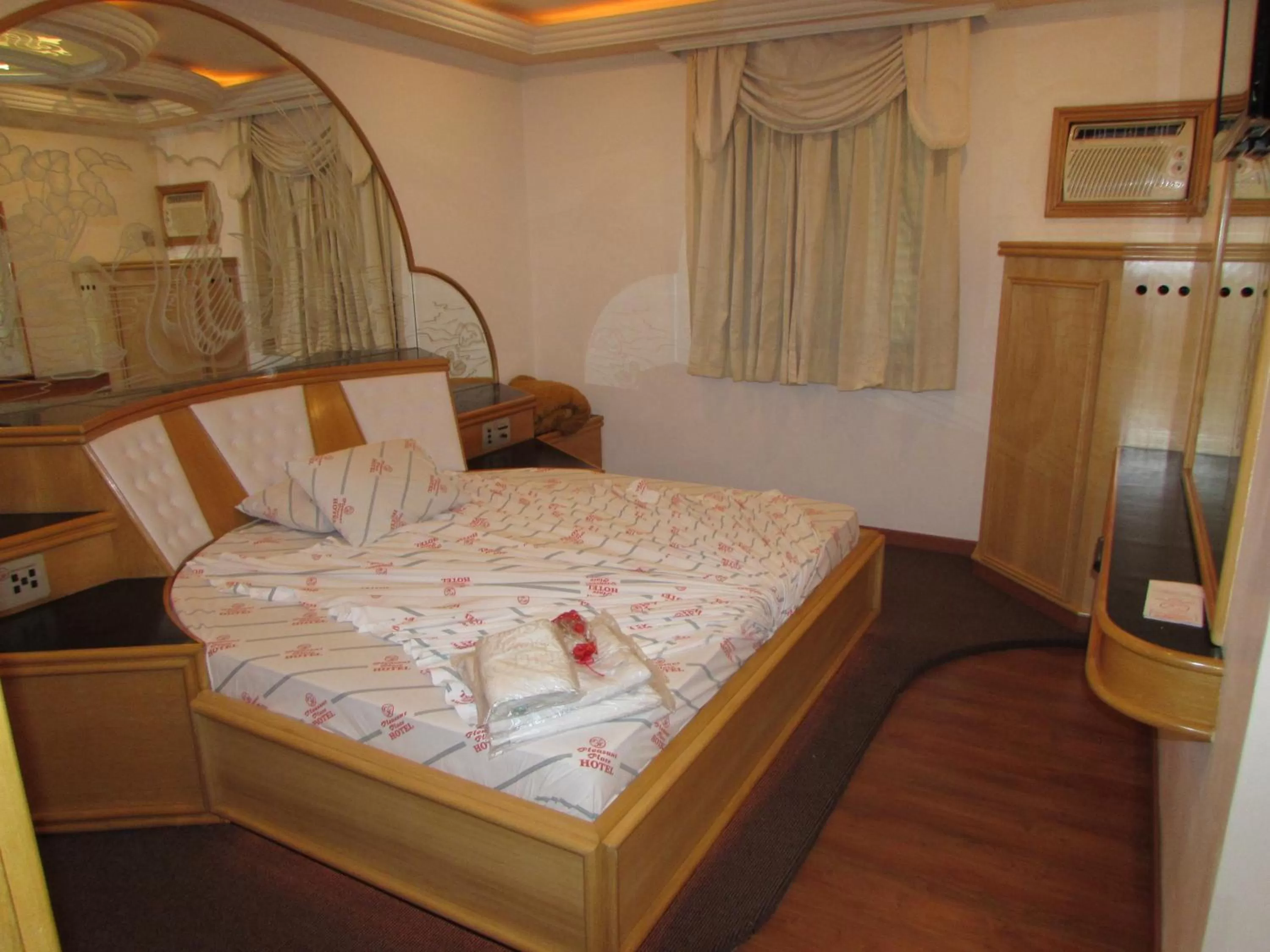 Bedroom, Bed in Pleasant Place Hotel
