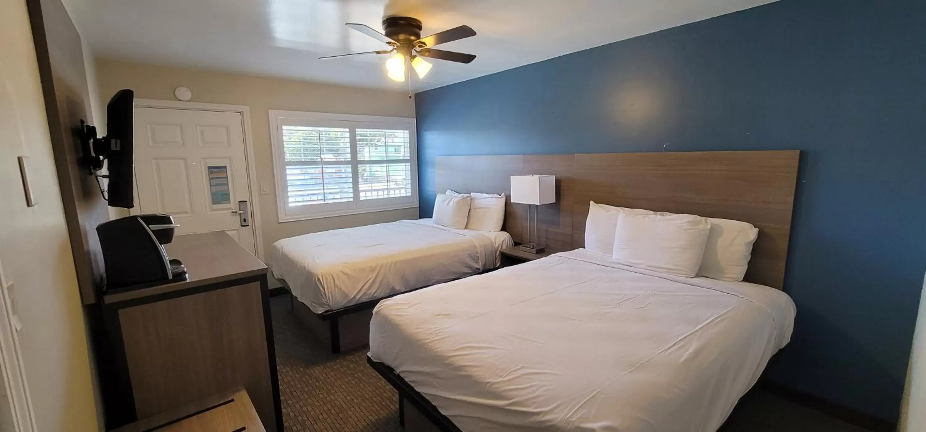 Bed in Beachwalker Inn & Suites
