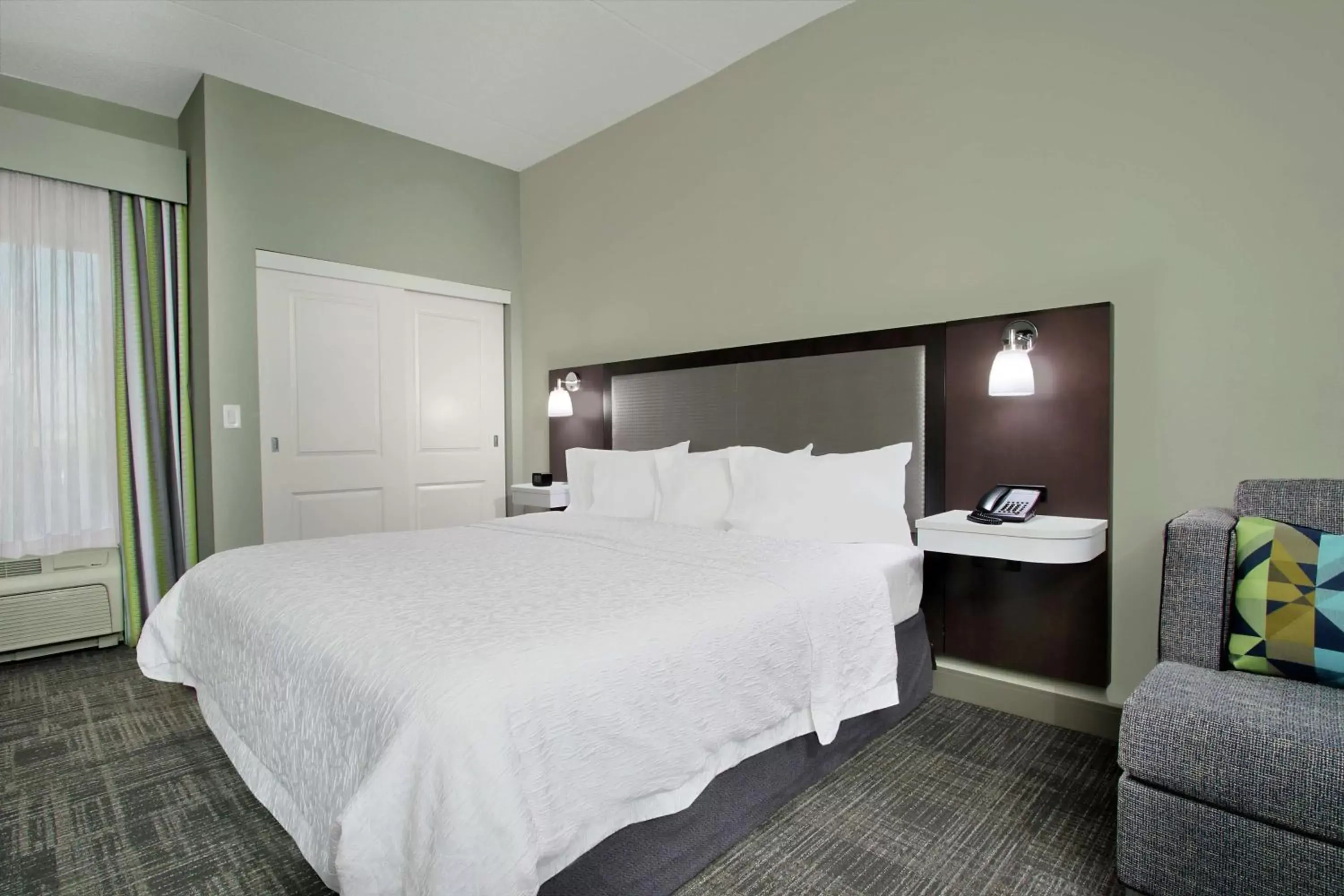 Bed in Hampton Inn Hagerstown-Maugansville