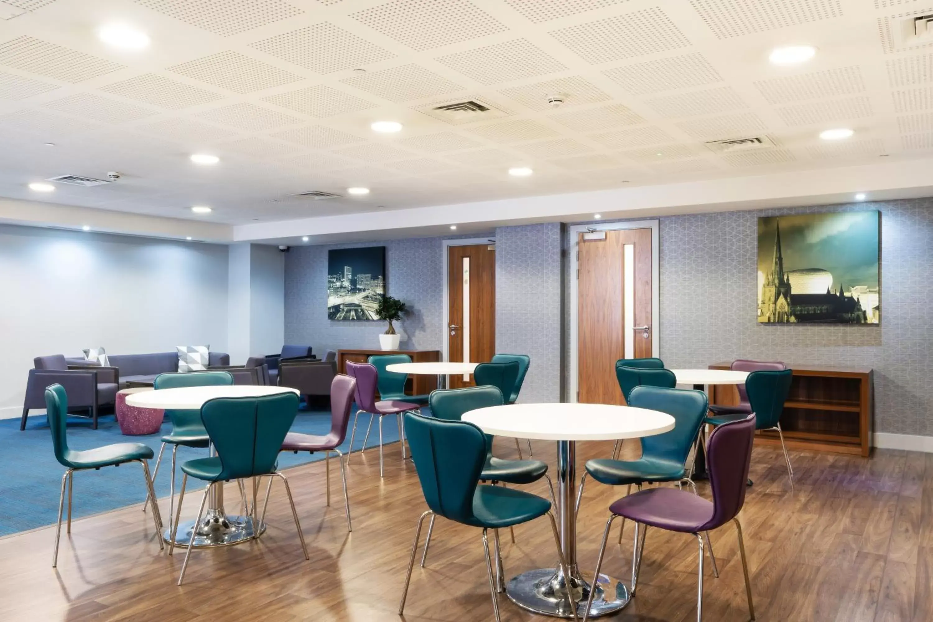 Meeting/conference room, Restaurant/Places to Eat in Holiday Inn Express Birmingham - Snow Hill, an IHG Hotel