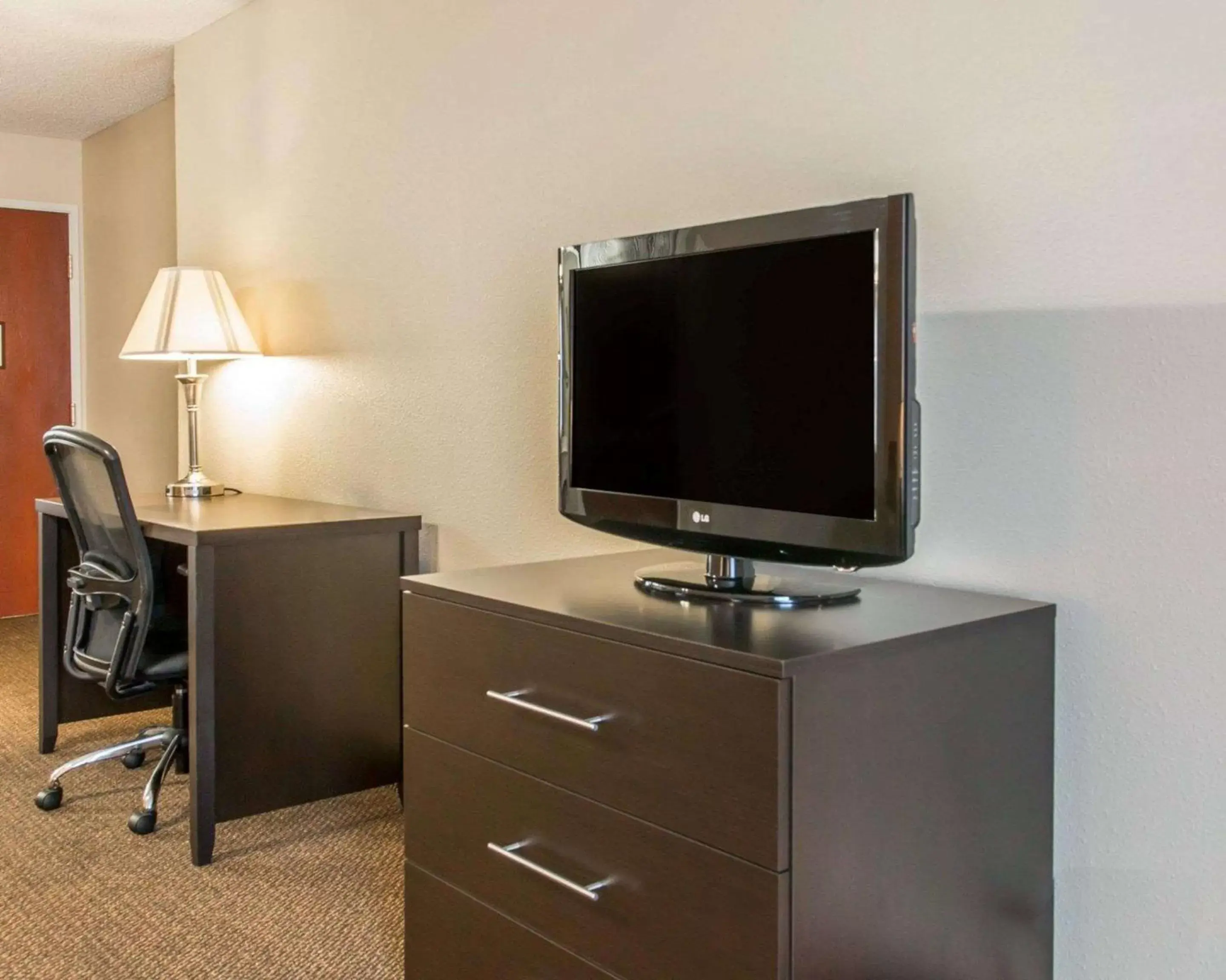 Photo of the whole room, TV/Entertainment Center in Quality Inn & Suites Niles