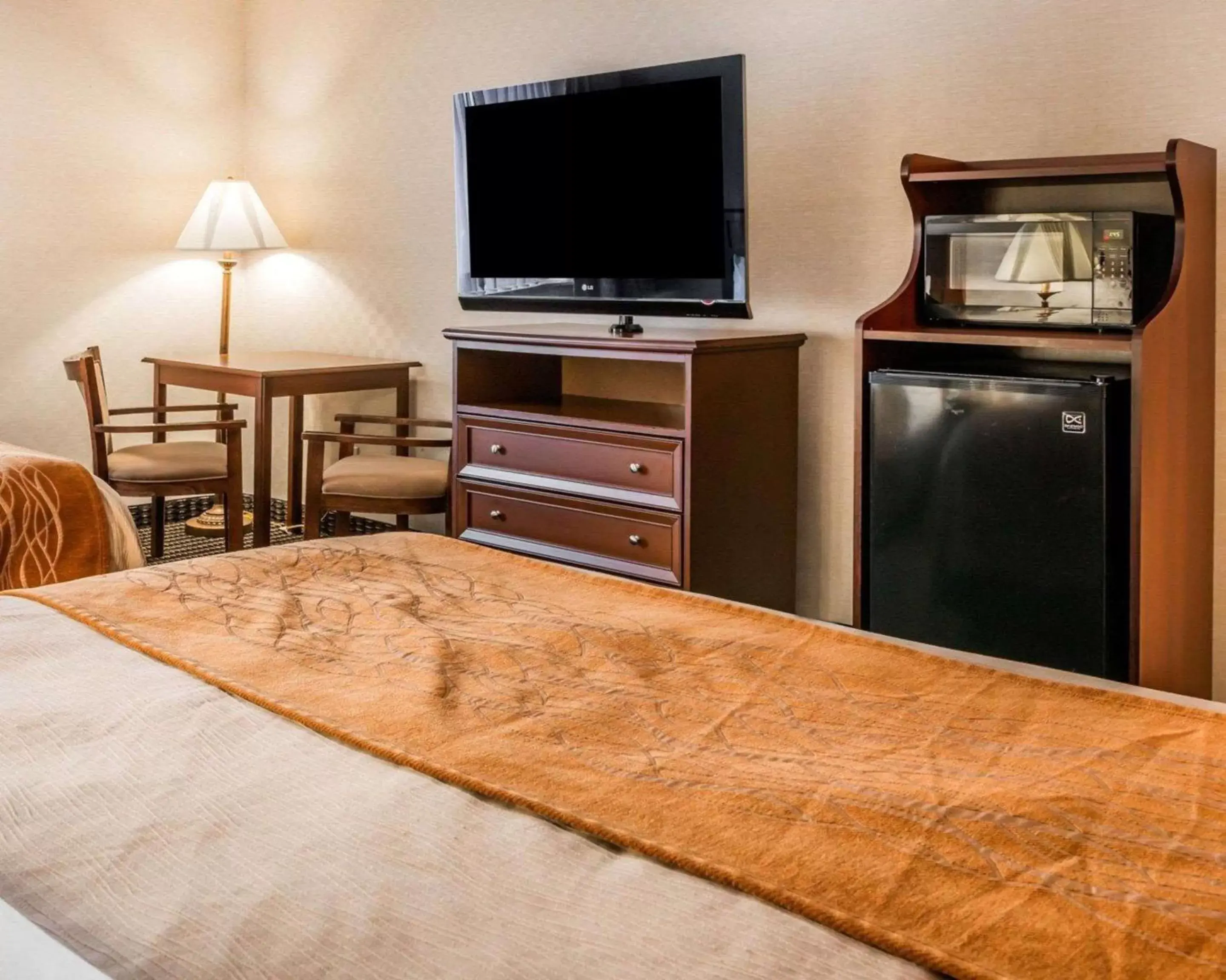 Photo of the whole room, TV/Entertainment Center in Comfort Inn Utica