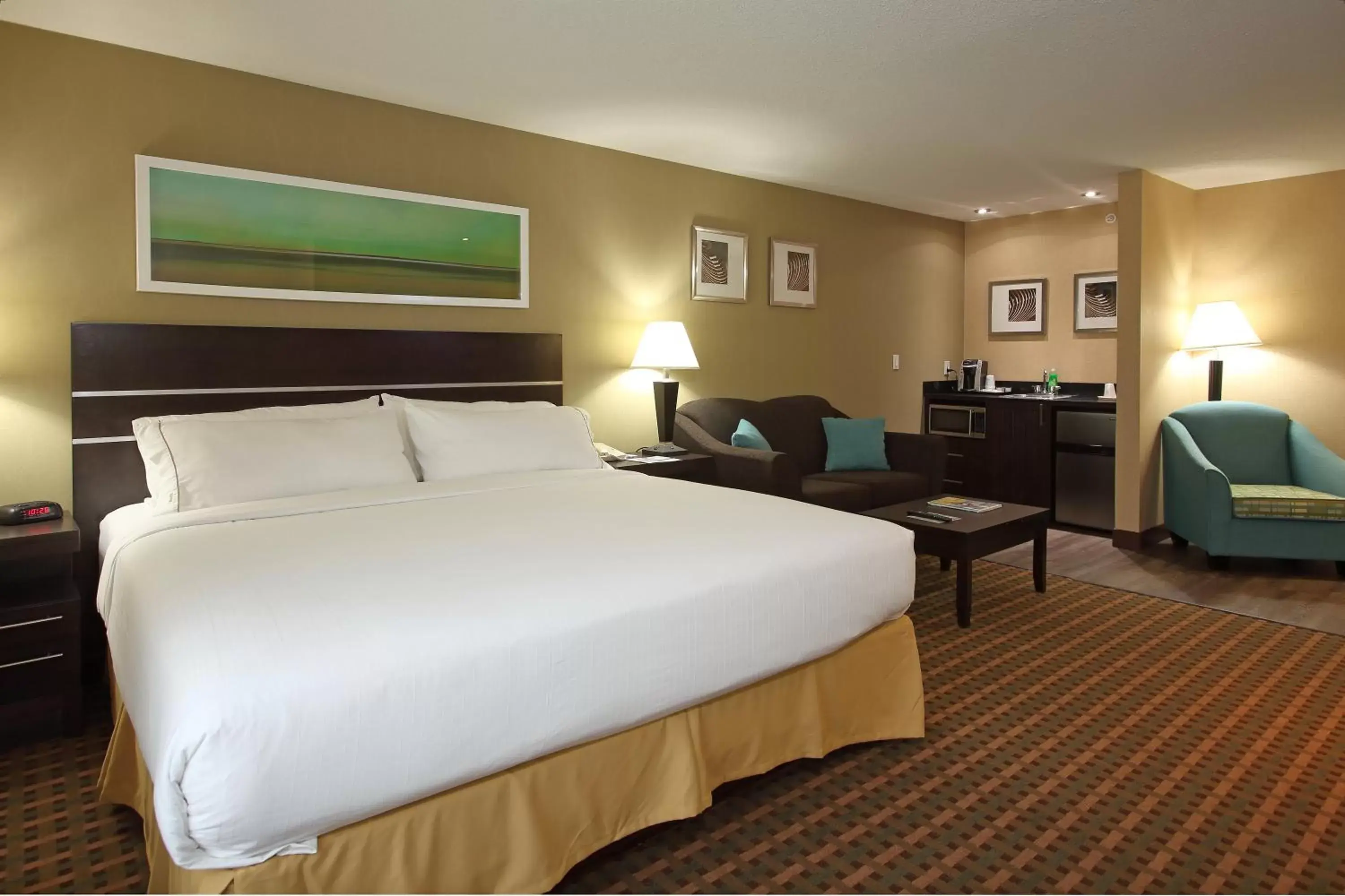 Photo of the whole room, Bed in Holiday Inn Express Hotel & Suites Vernon, an IHG Hotel