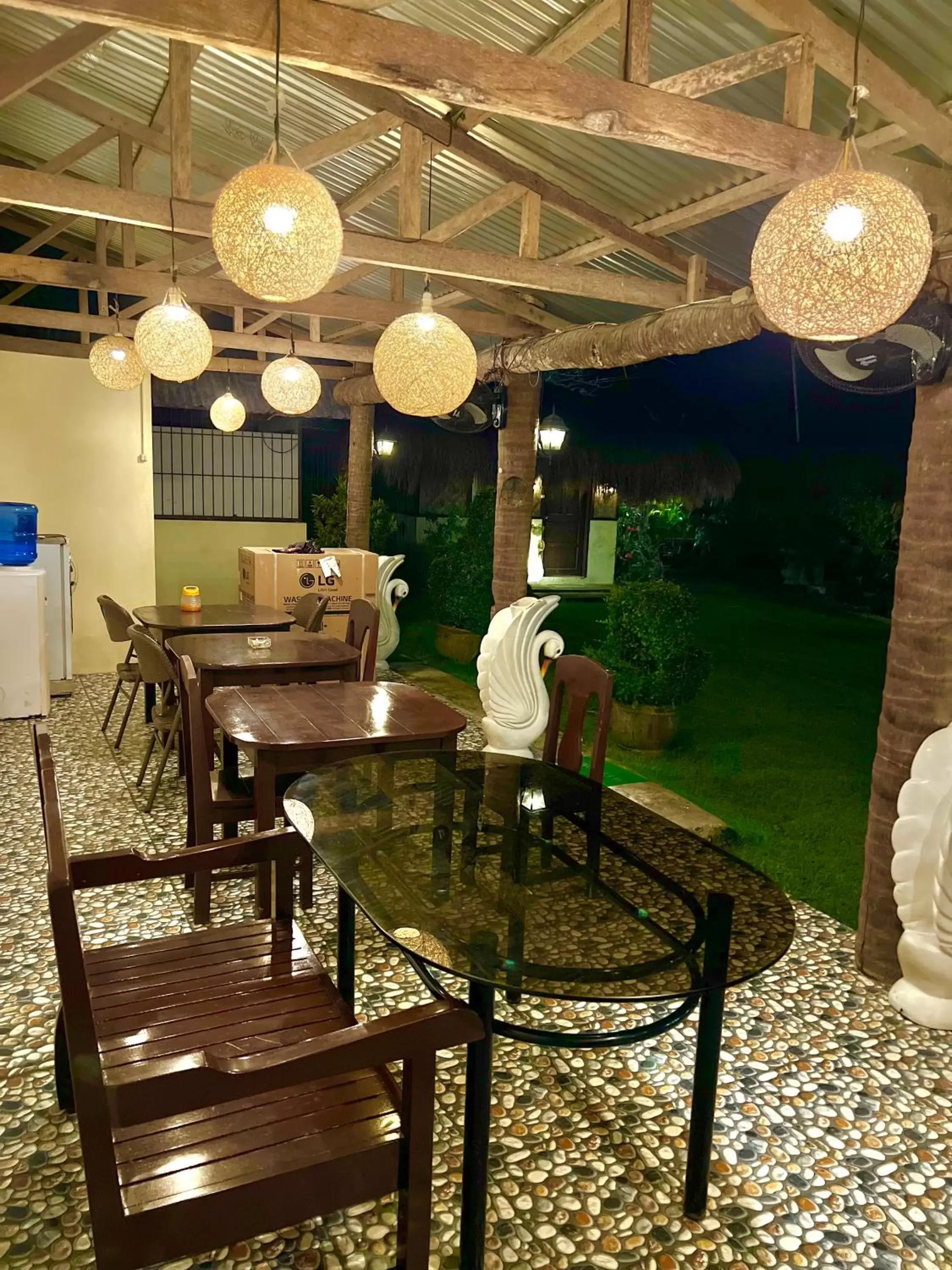 Seating area, Restaurant/Places to Eat in West Side Cabana