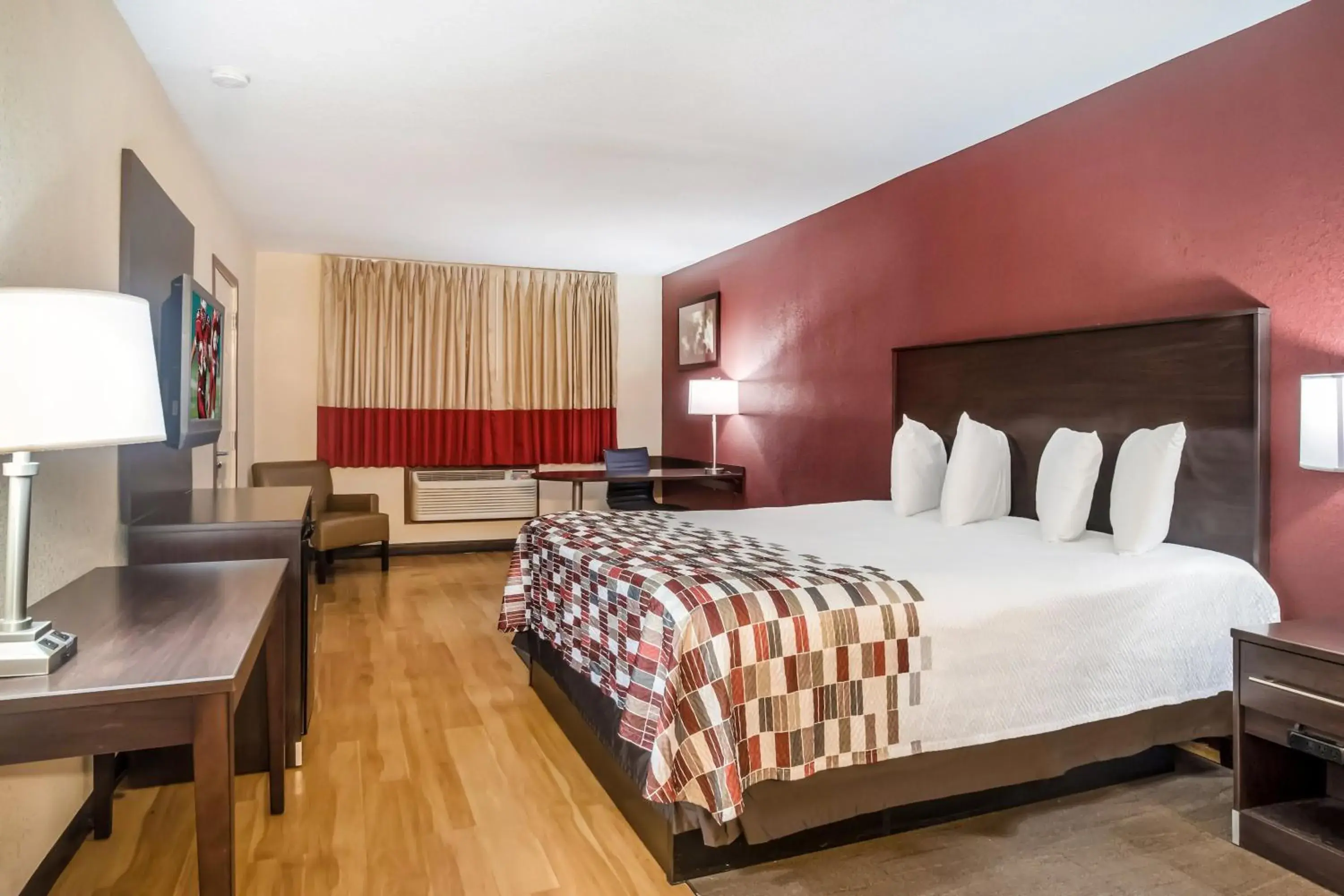 Photo of the whole room, Bed in Red Roof Inn Chicago-Alsip Photo of the whole room, Bed in Red Roof Inn Chicago-Alsip