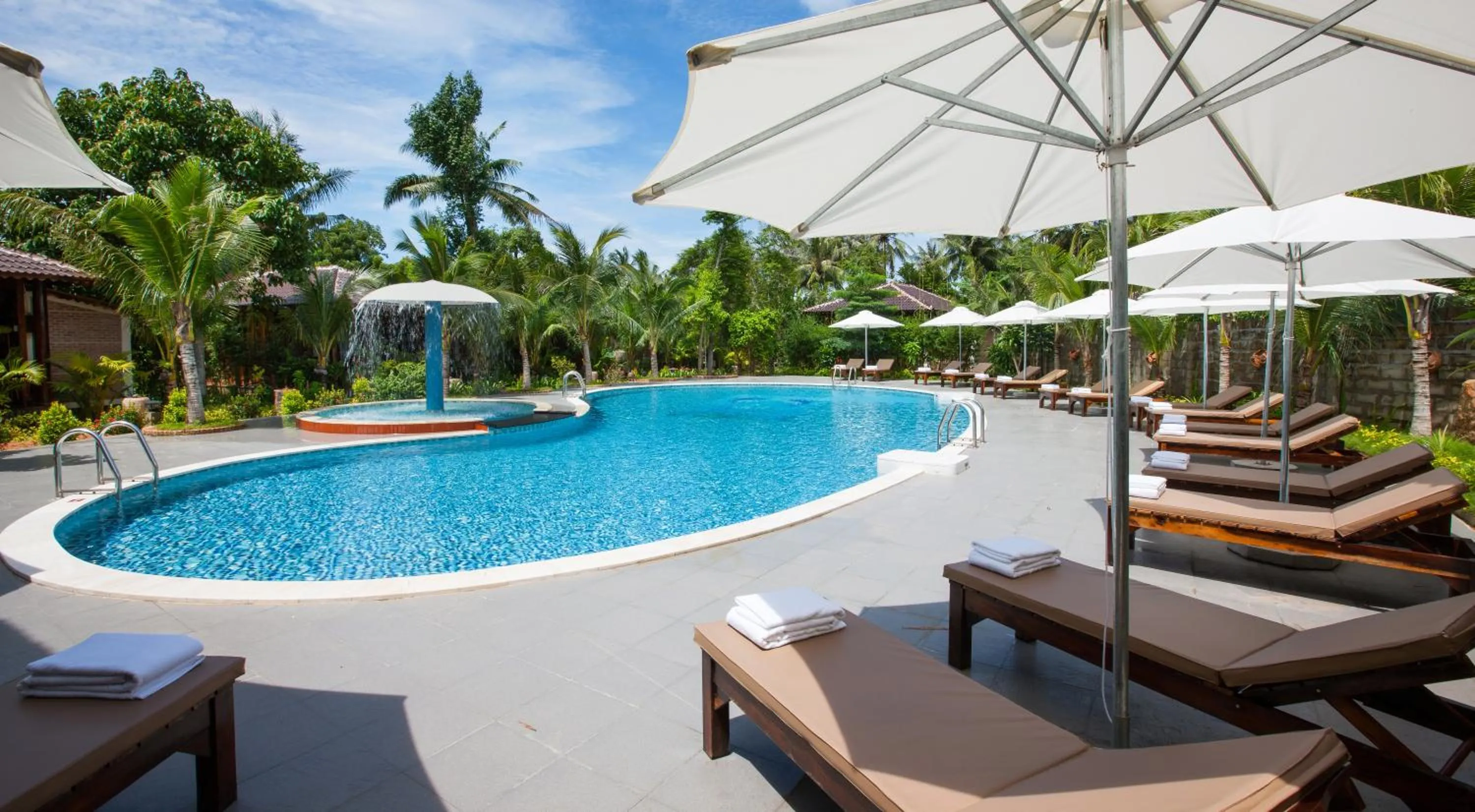 Swimming pool in Elwood Premier Resort Phu Quoc