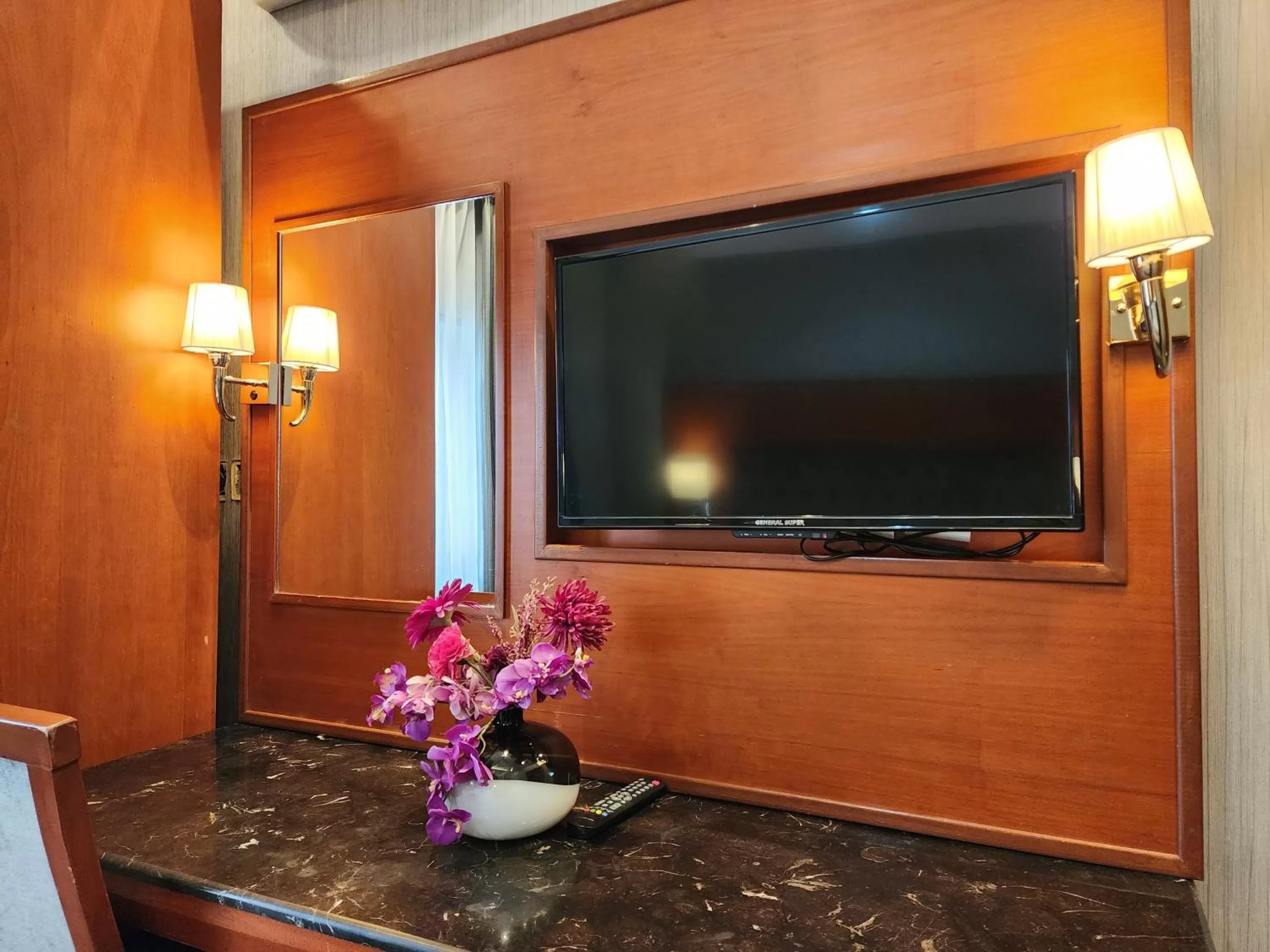 TV and multimedia in شاطيء الحياة للأجنحة الفندقية shaty alhayat