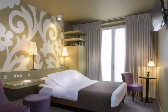 Bed in Gardette Park Hotel