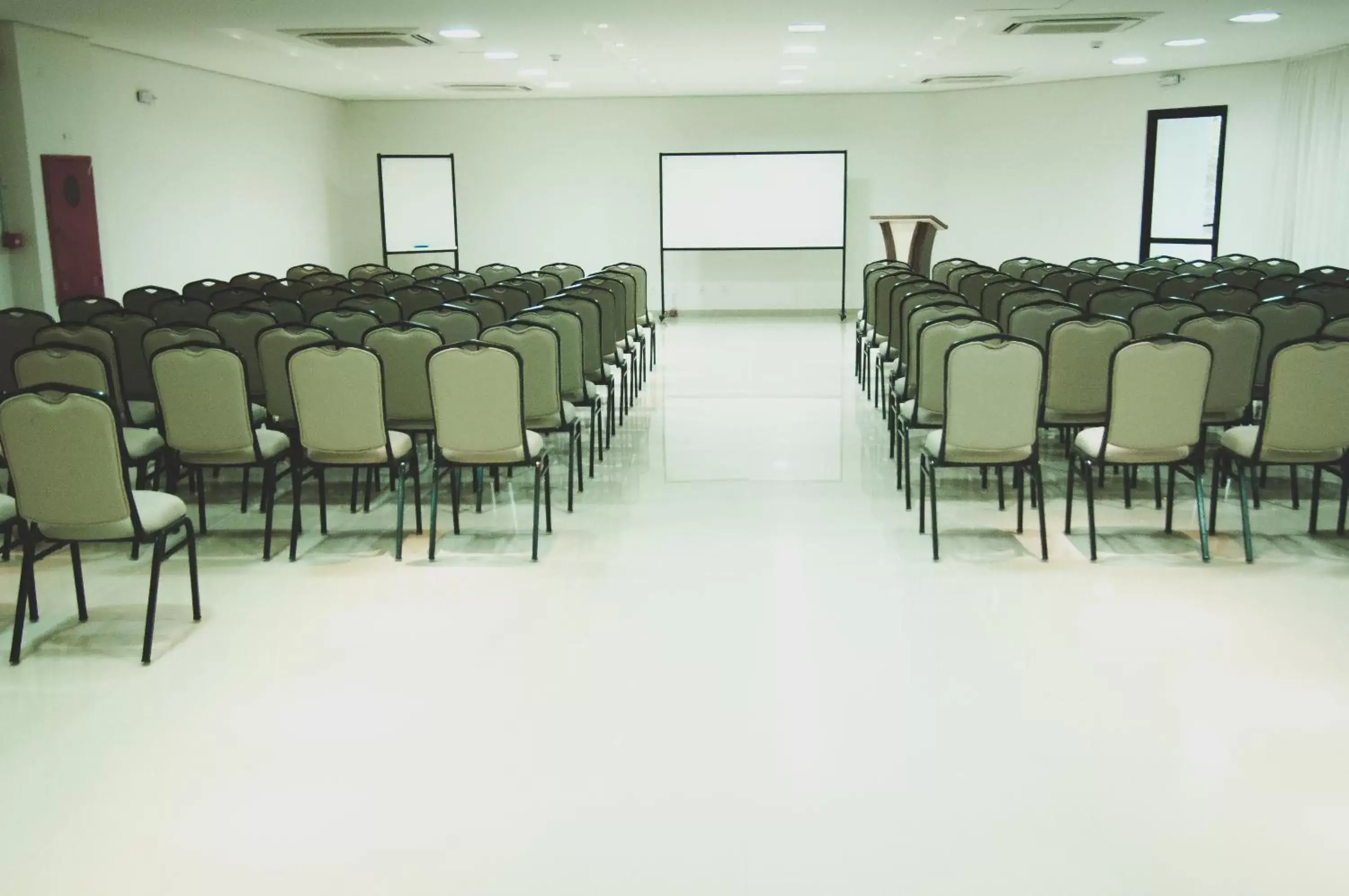 Meeting/conference room in Nobile Suites Gran Lumni