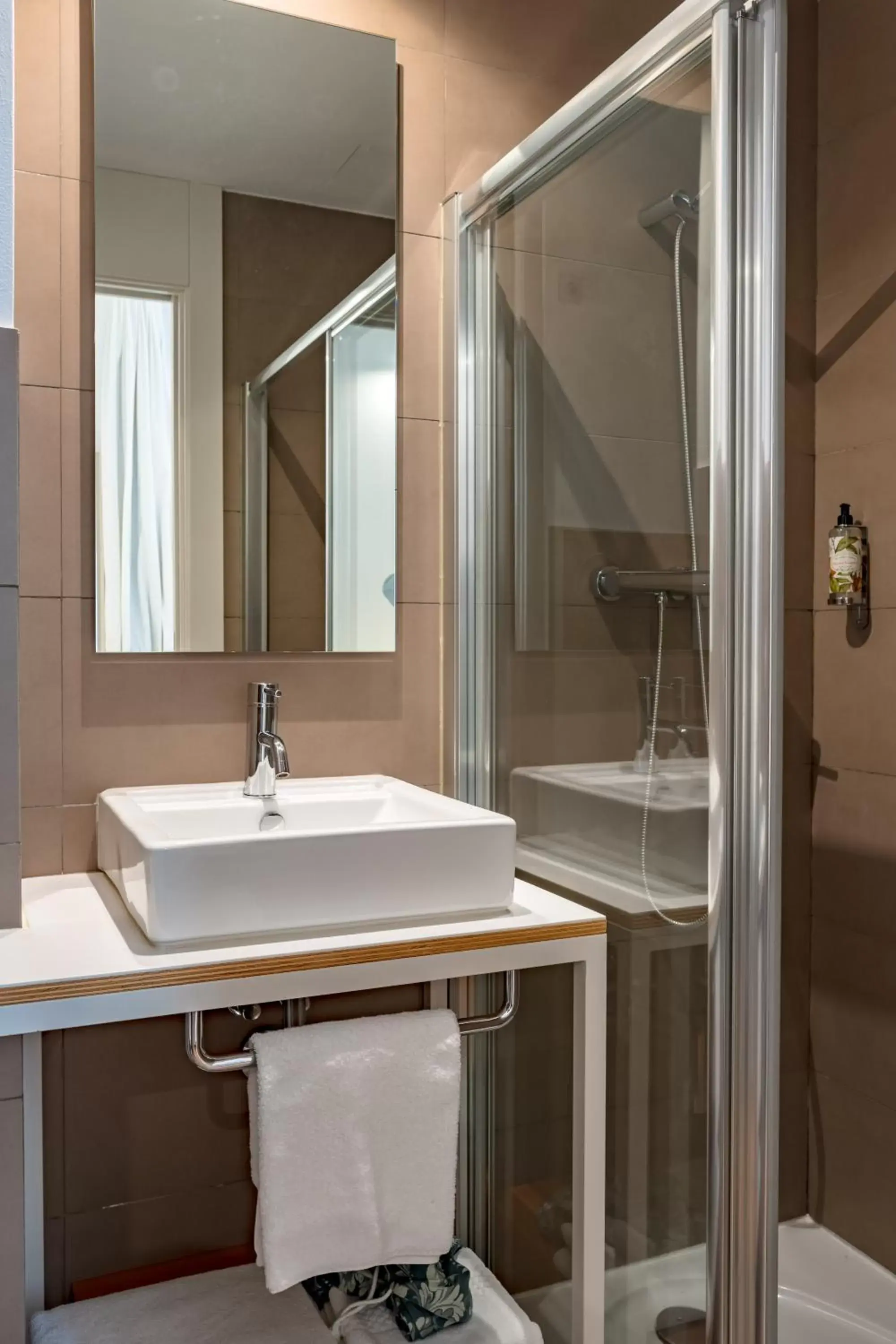 Shower, Bathroom in Hotel Párraga Siete