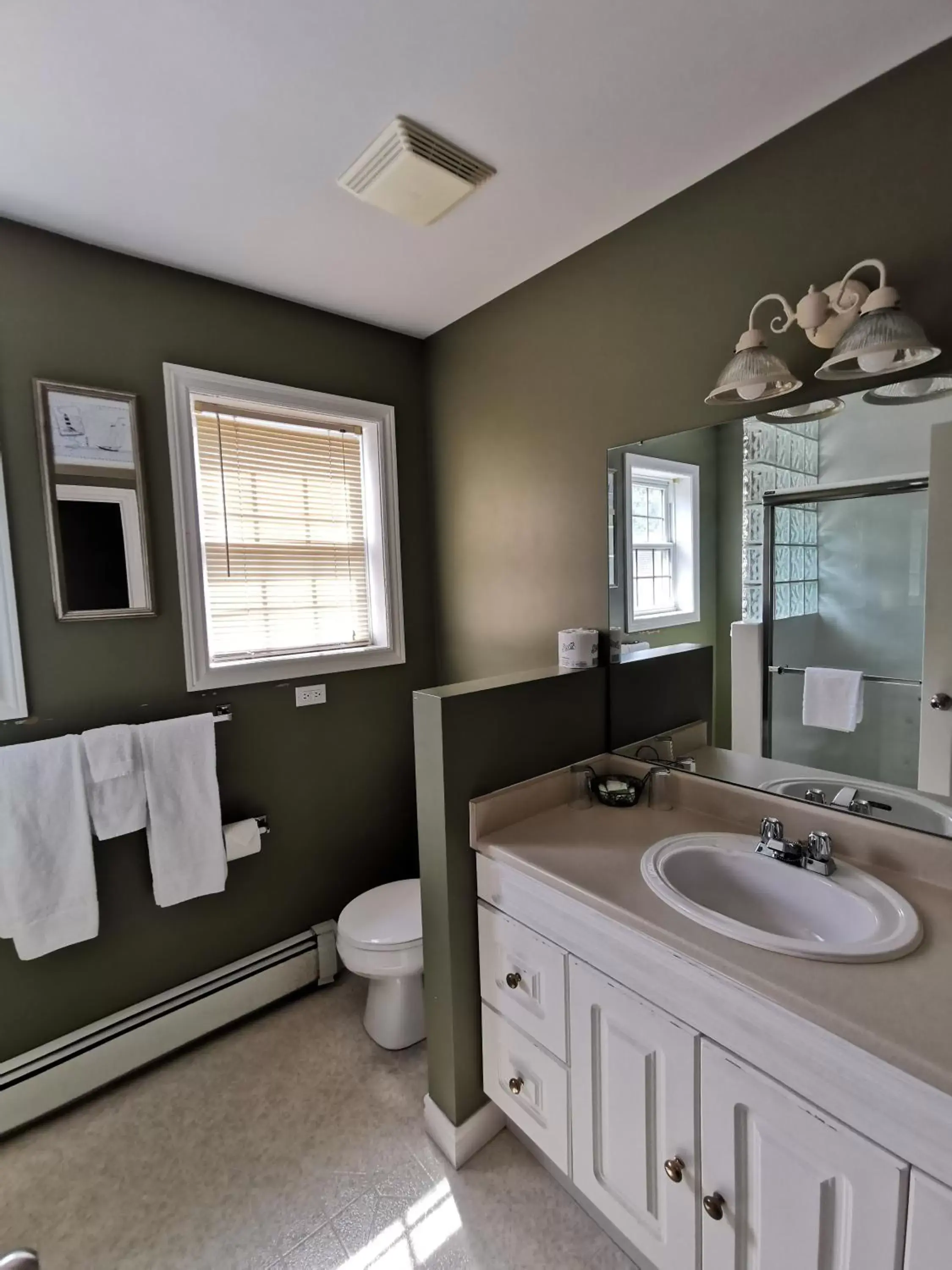 Bathroom in Inn on the Harbour and Telegraph House