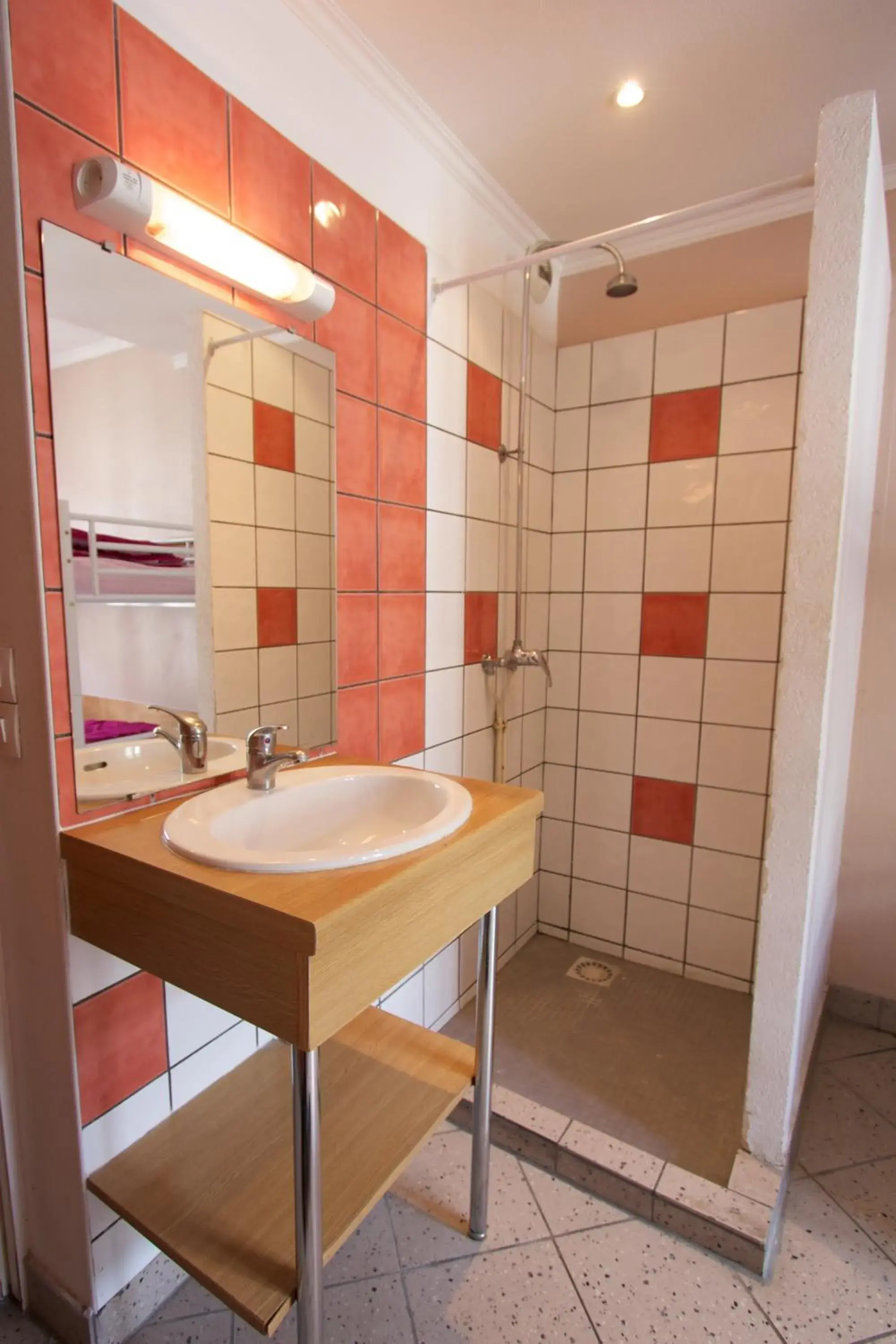 Shower, Bathroom in Auberge Internationale Des Jeunes
