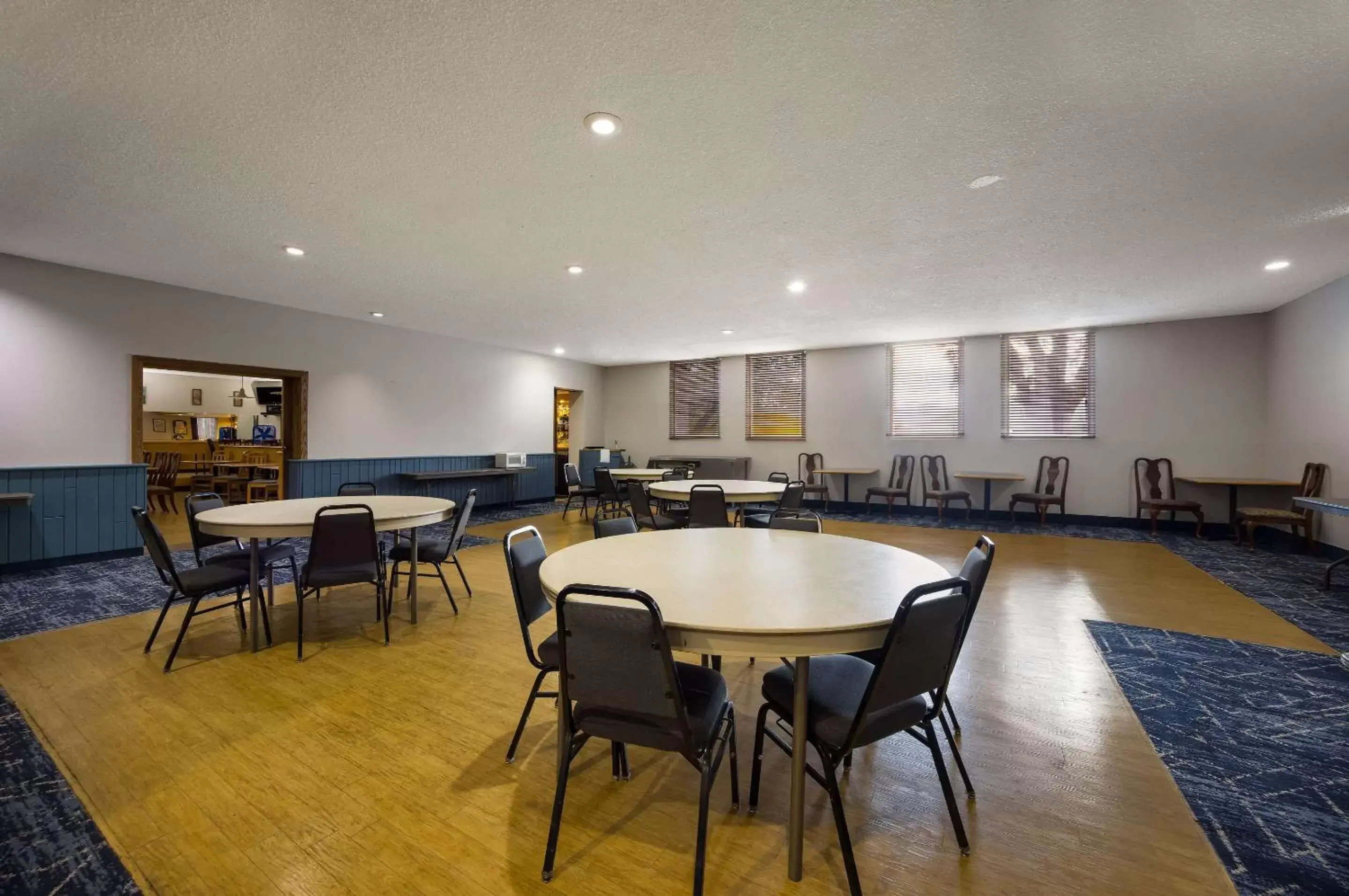 Meeting/conference room, Restaurant/Places to Eat in Quality Inn & Suites