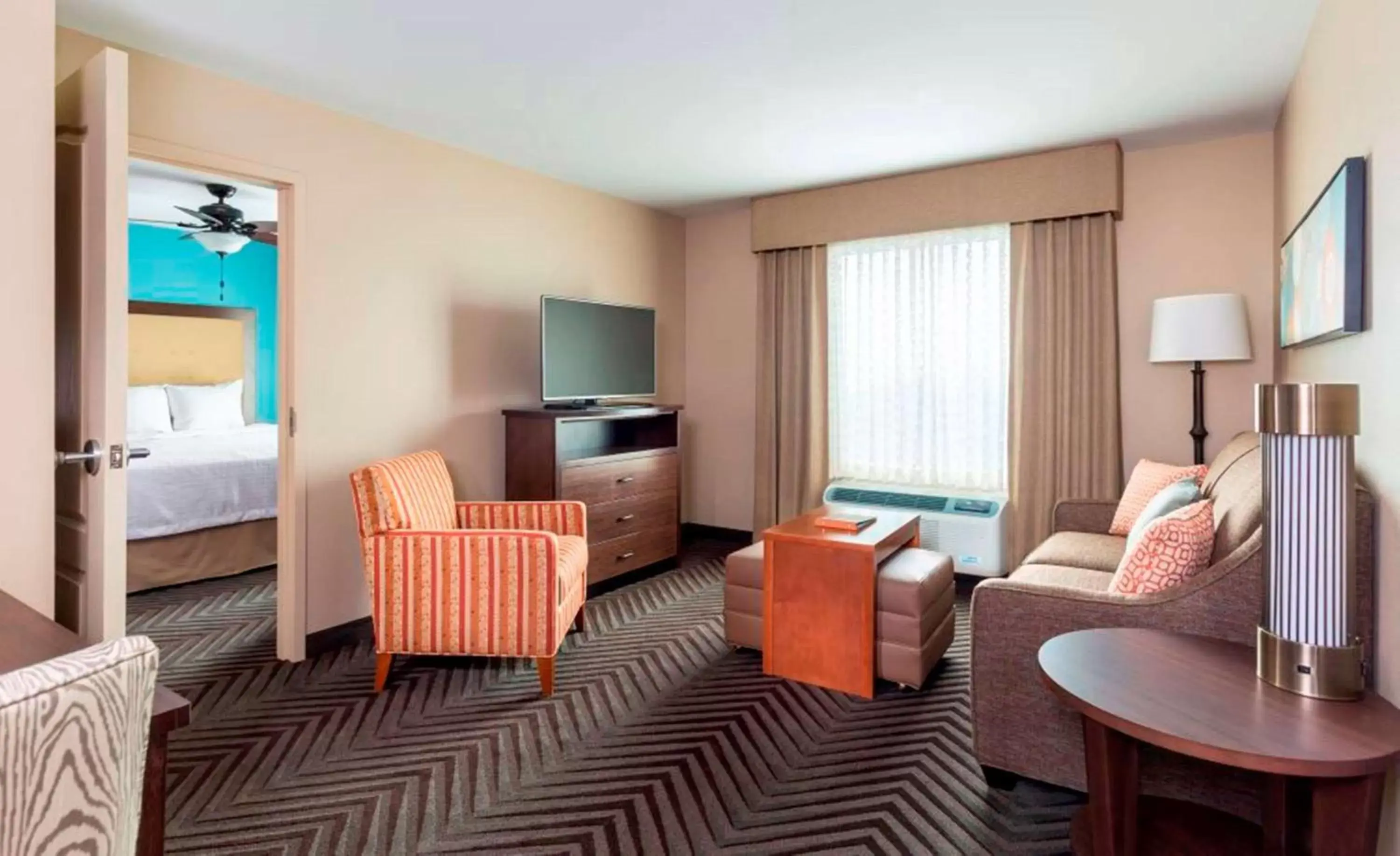 Bed, Seating Area in Homewood Suites by Hilton Akron/Fairlawn
