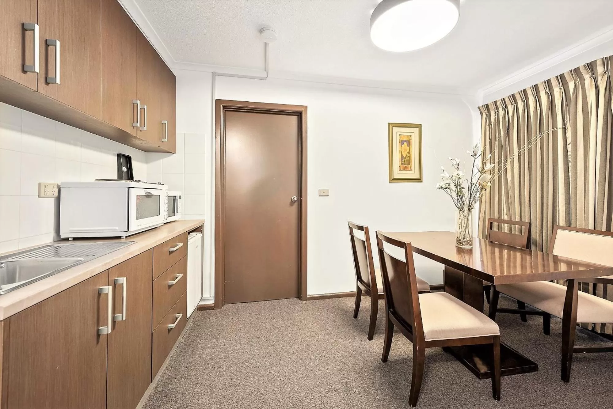 Kitchen or kitchenette in Eltham Gateway Hotel & Conference Centre