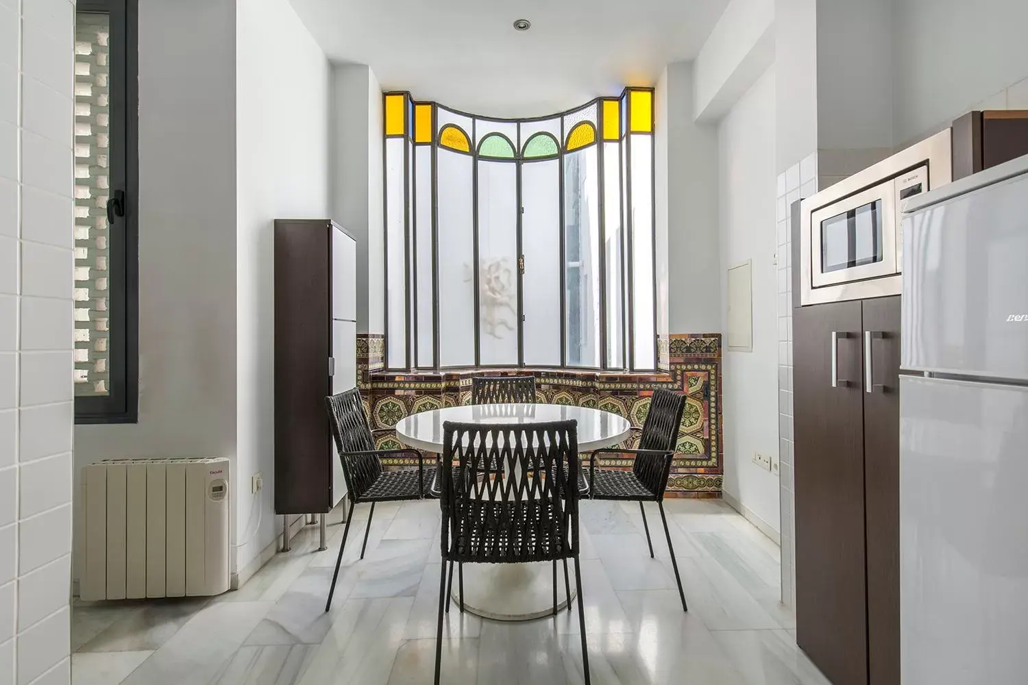 Kitchen or kitchenette, Dining Area in Elvira Suites