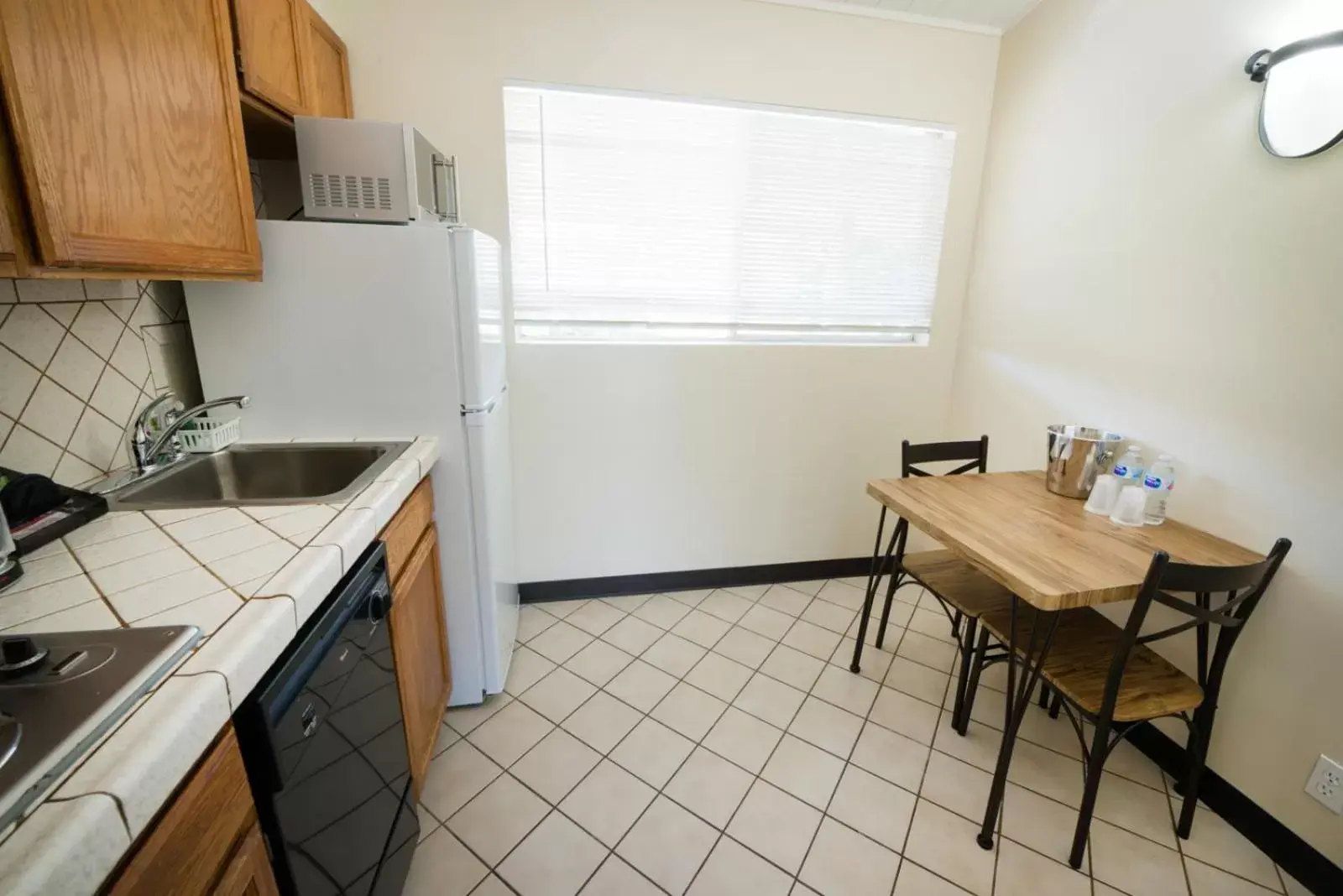 Kitchen/Kitchenette in Los Gatos Lodge